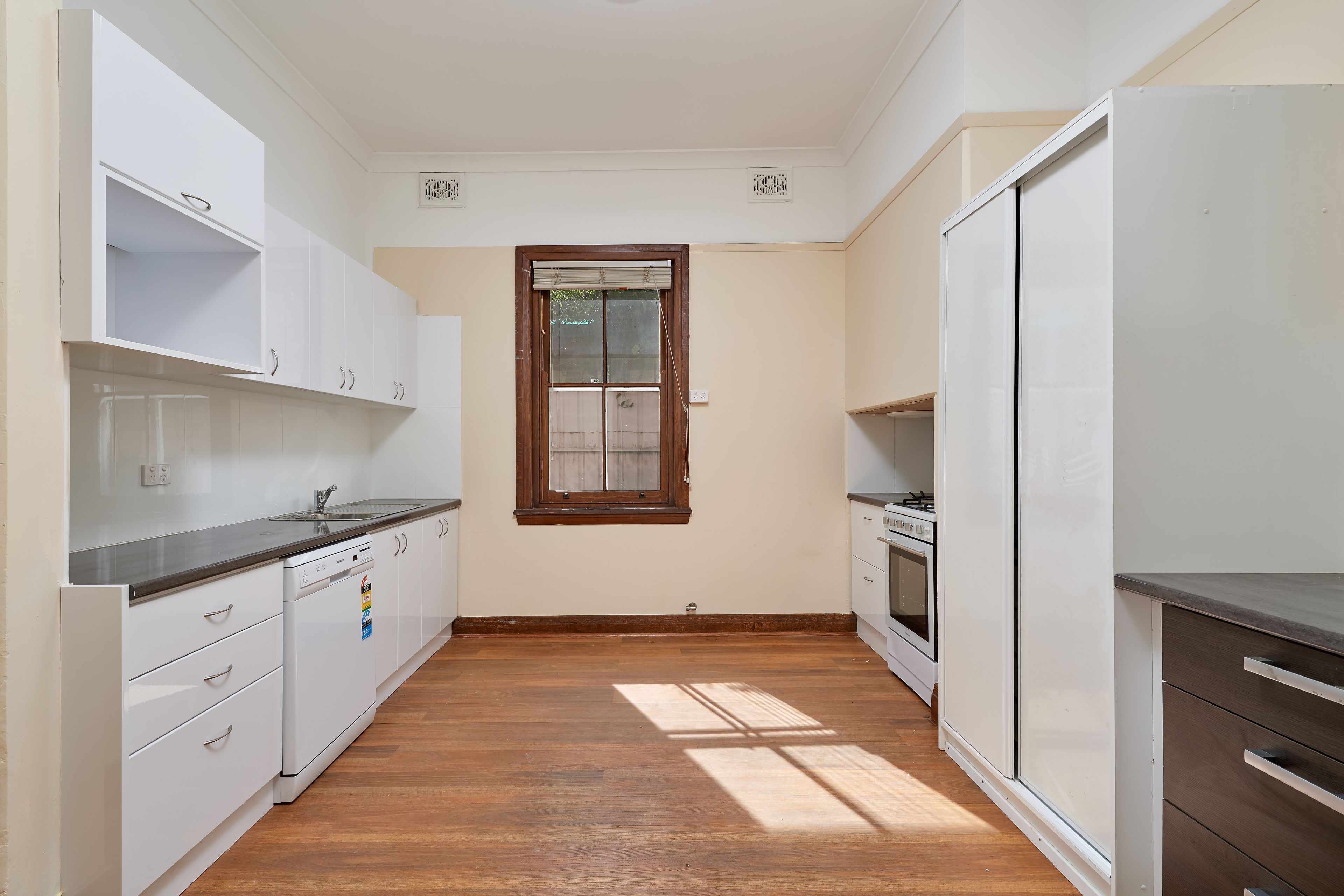 198 Edward Street — photo 7 of 12