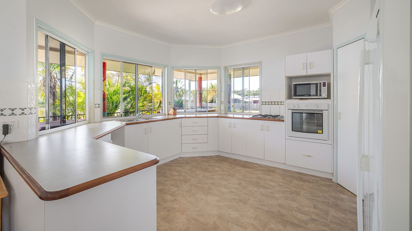 19 Captain Cook Drive — photo 6 of 28