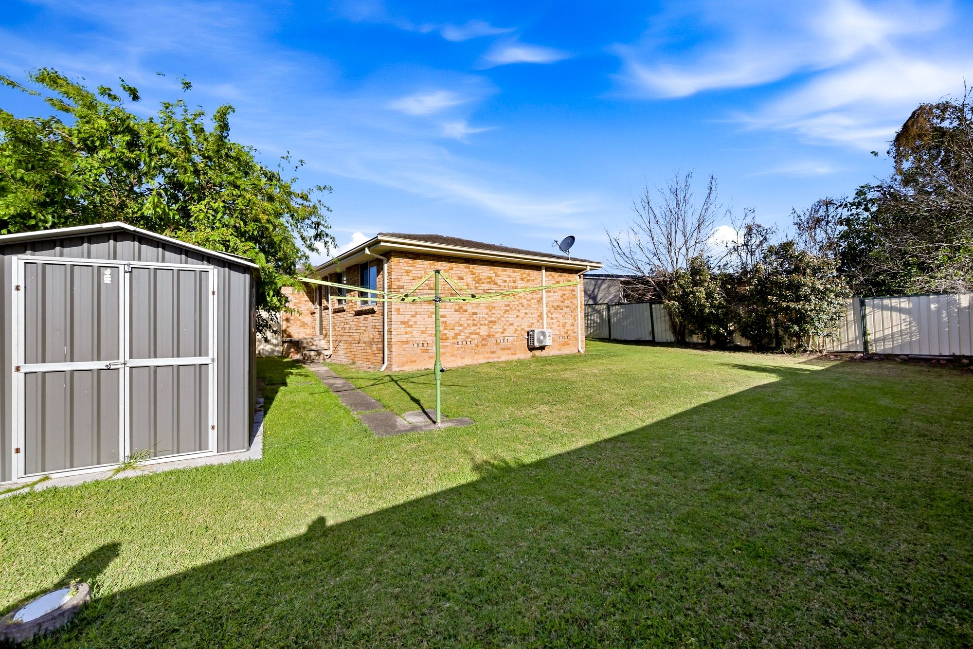 55 Warburton Crescent — photo 11 of 15