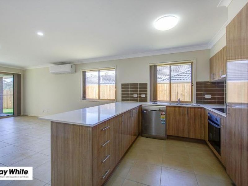 33 Hollyoak Crescent, Pimpama, QLD 4209