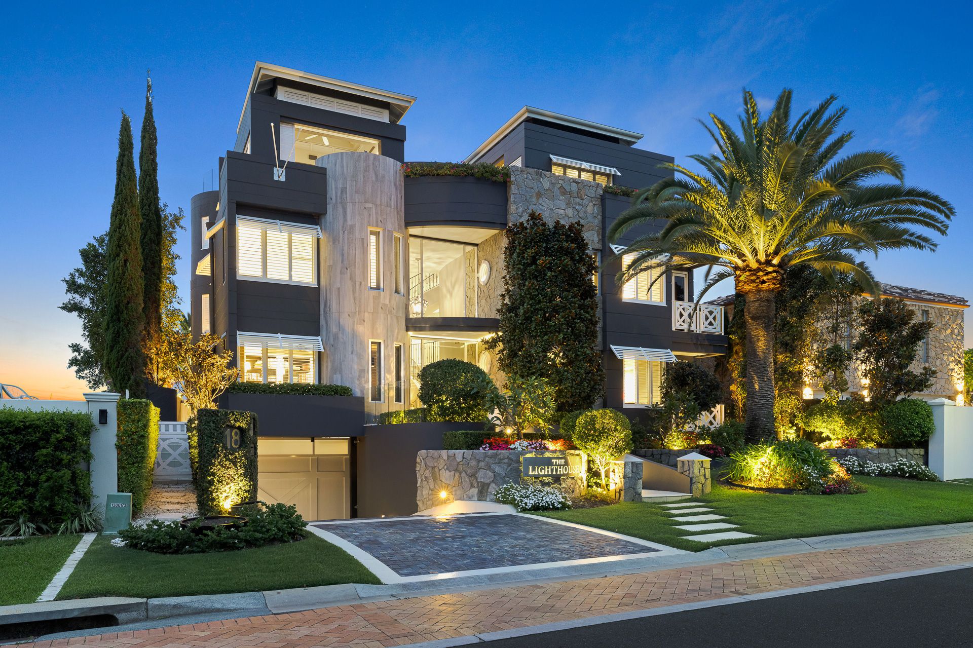 18 Knightsbridge Parade East, Sovereign Islands QLD 4216