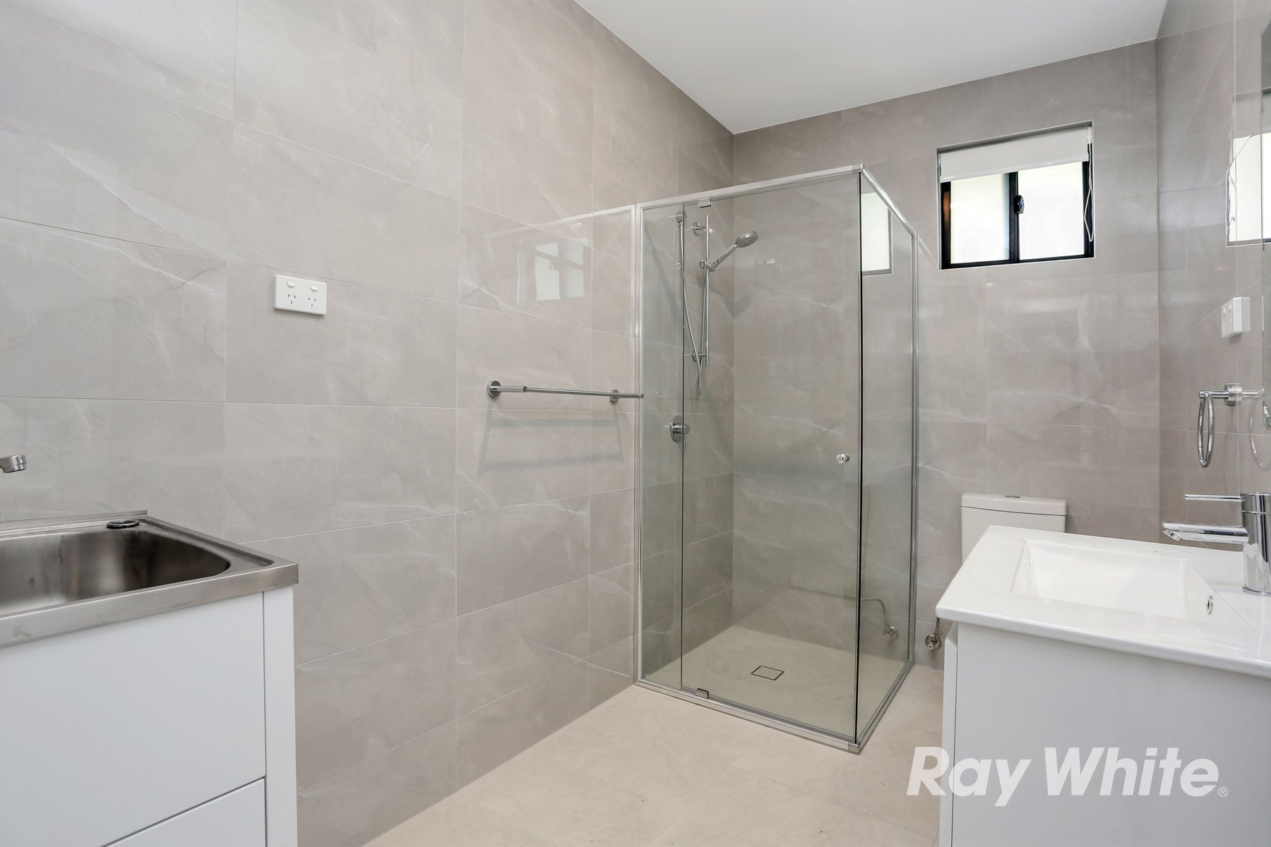 24a Reddan Avenue — photo 4 of 6