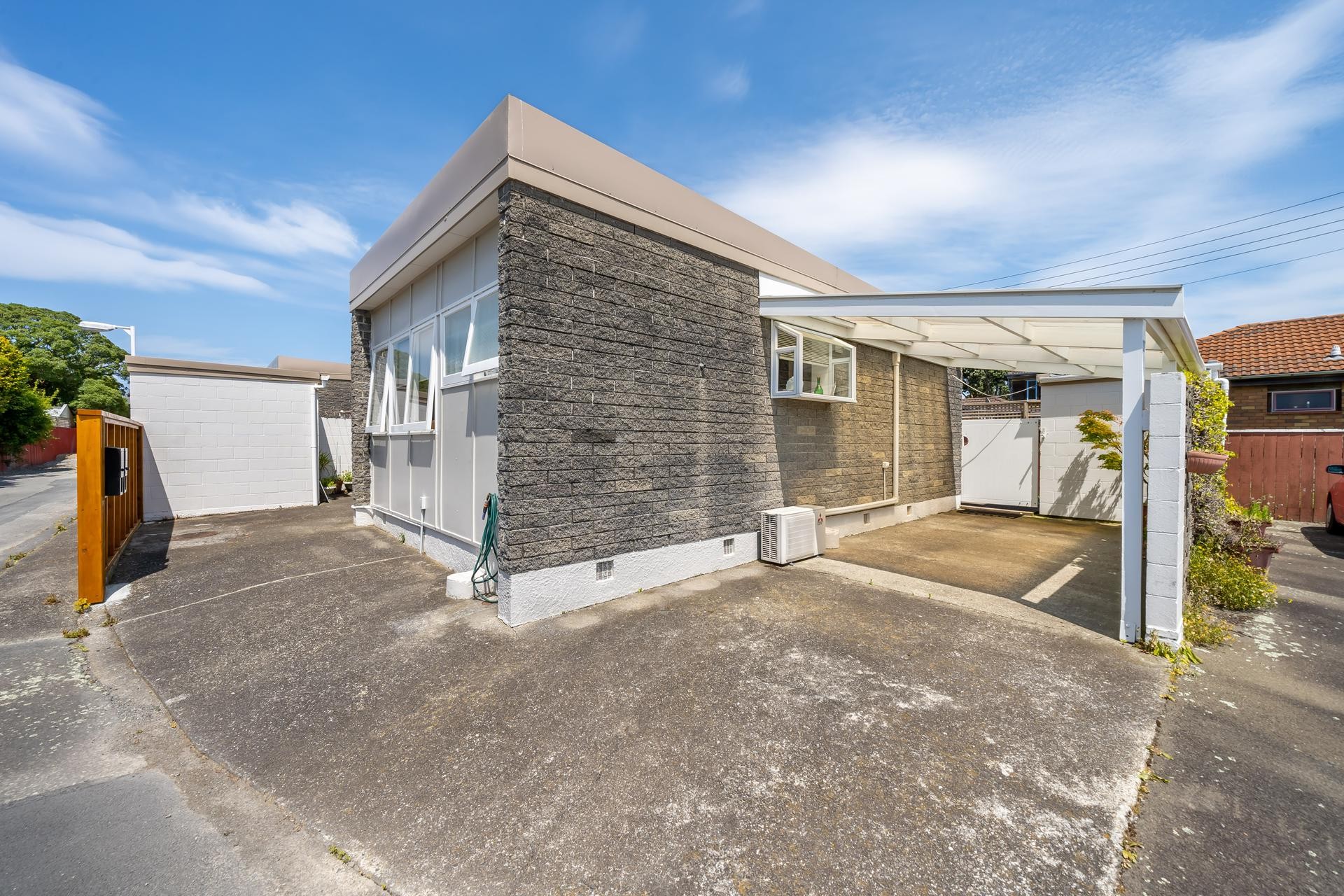 17/27 Whites Line West, Woburn, Lower Hutt City