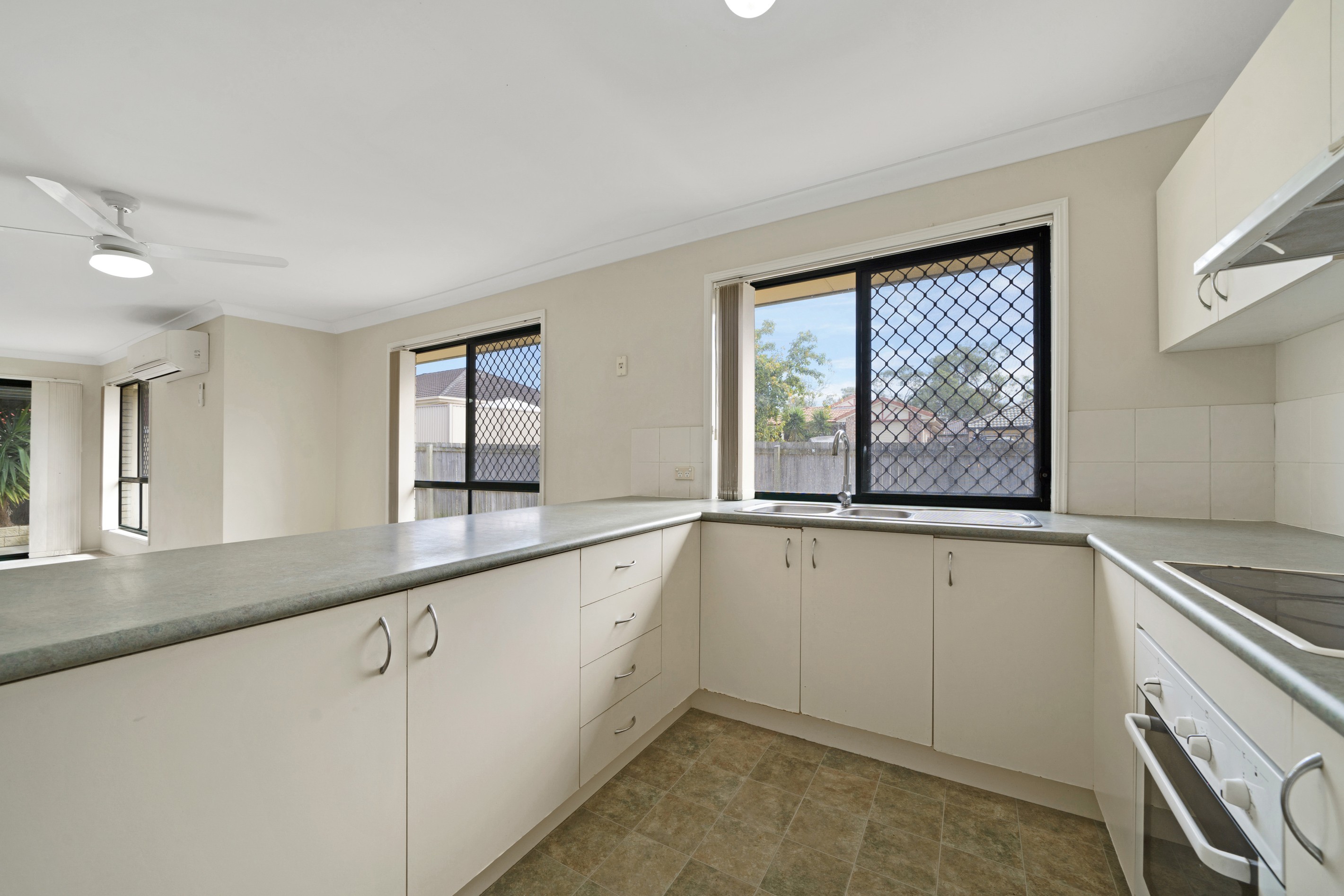 15/7 Billabong Drive, Crestmead, QLD 4132