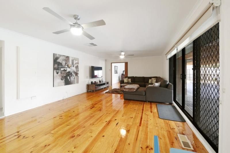 3 Barellan Crescent, Rowville, VIC 3178