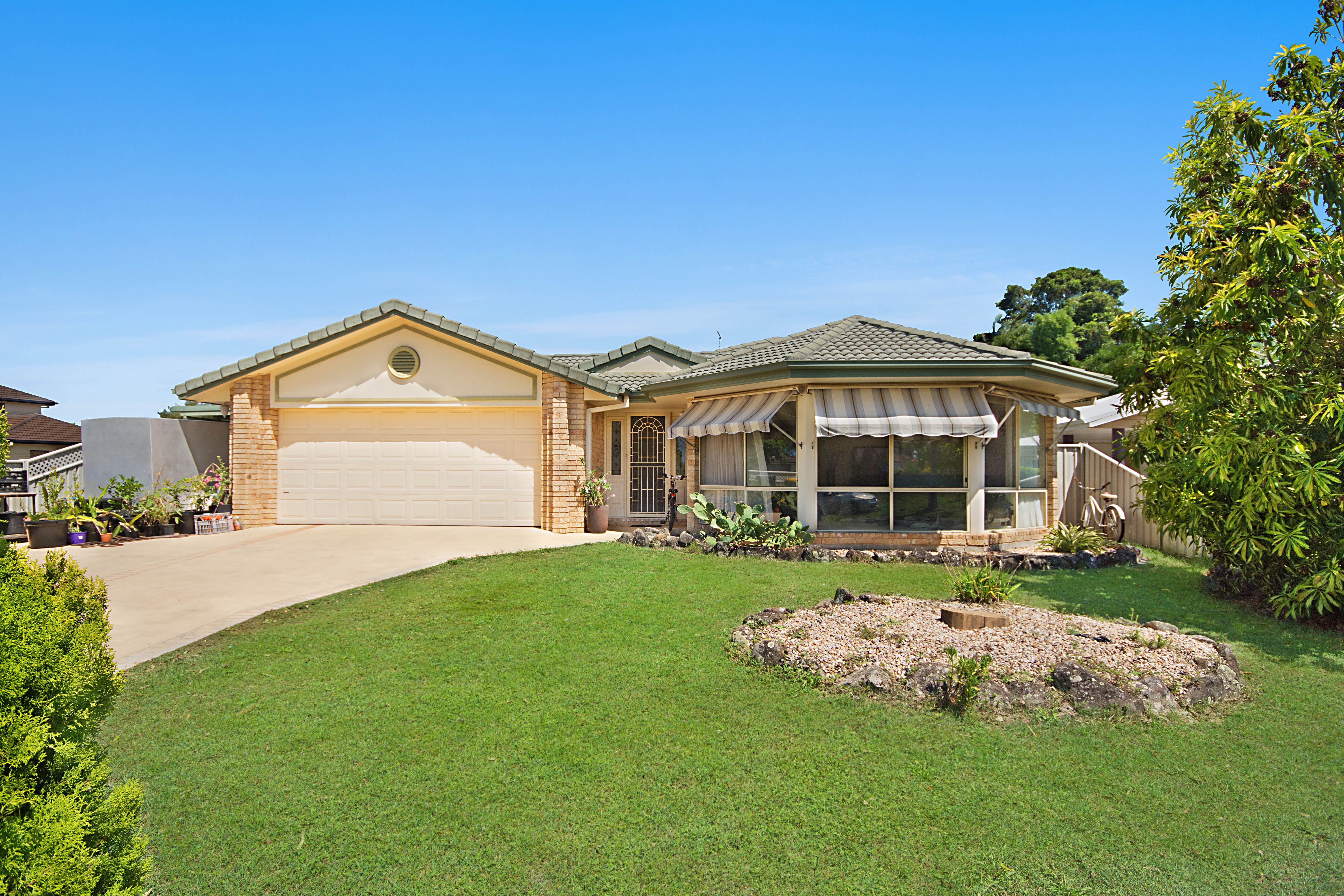 4 Edgewater Close