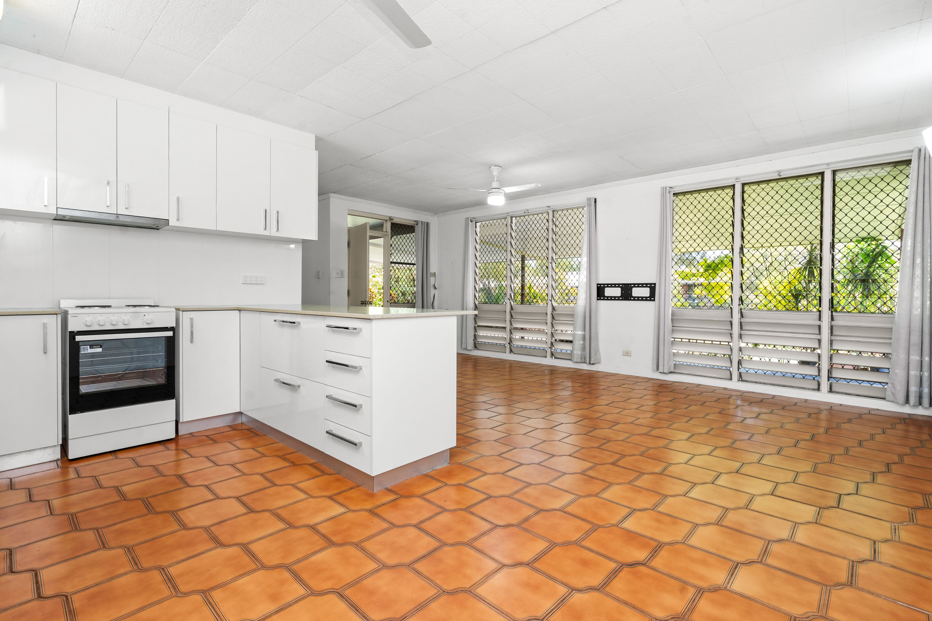 35 Carpentier Crescent — photo 3 of 13