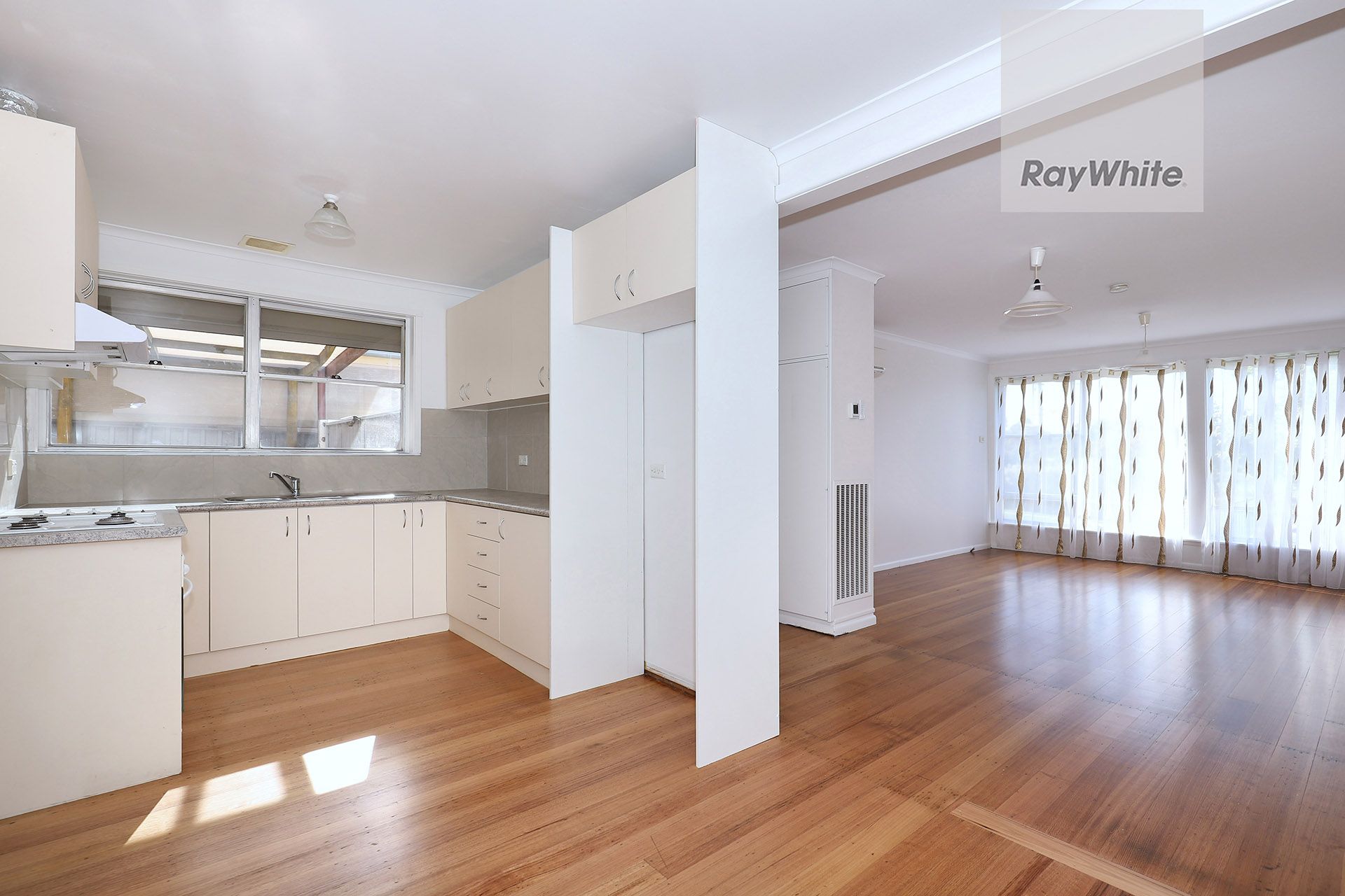 24 Lorraine Crescent — photo 3 of 10