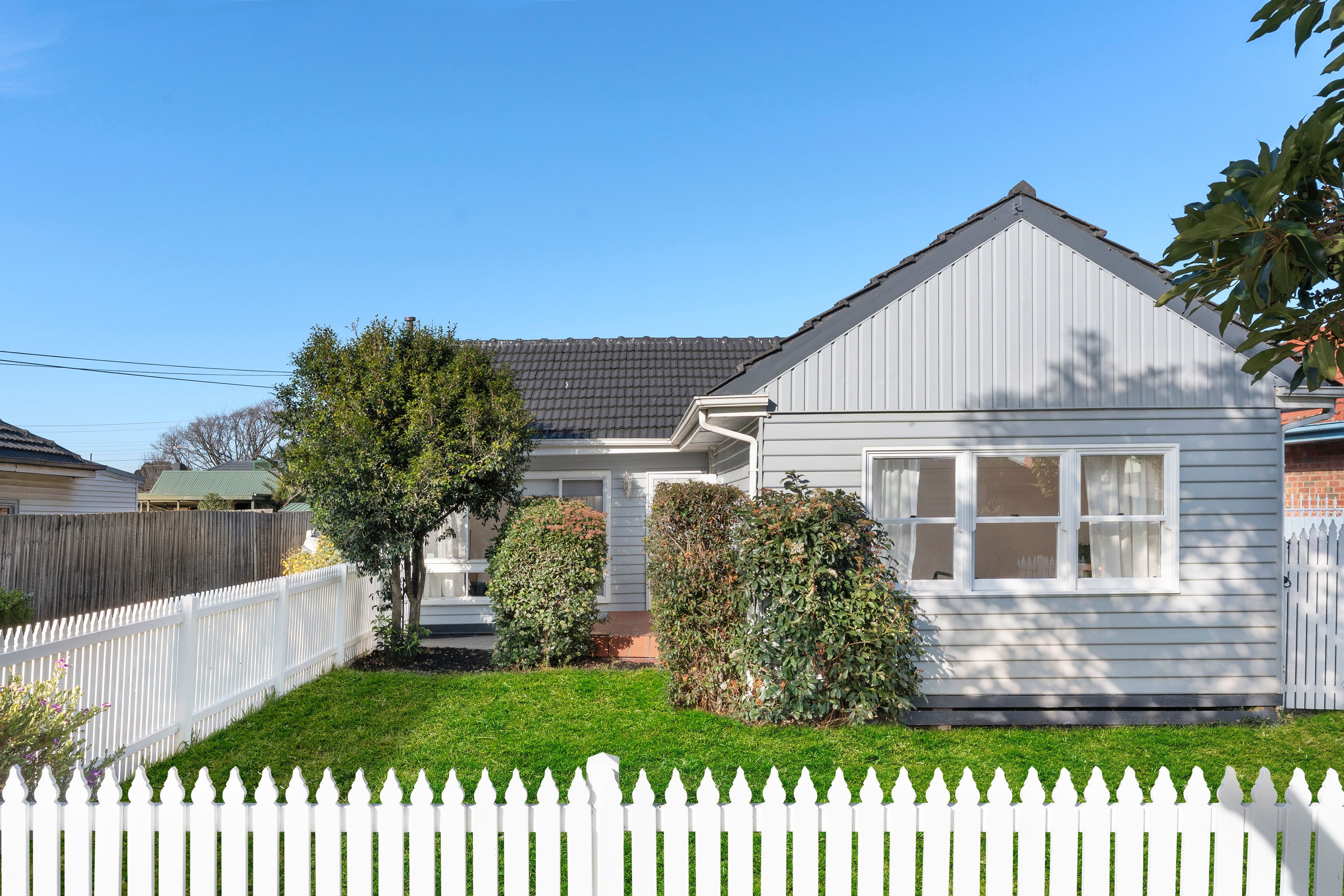 1/6 Farnsworth Street — photo from Ray White Sunshine
