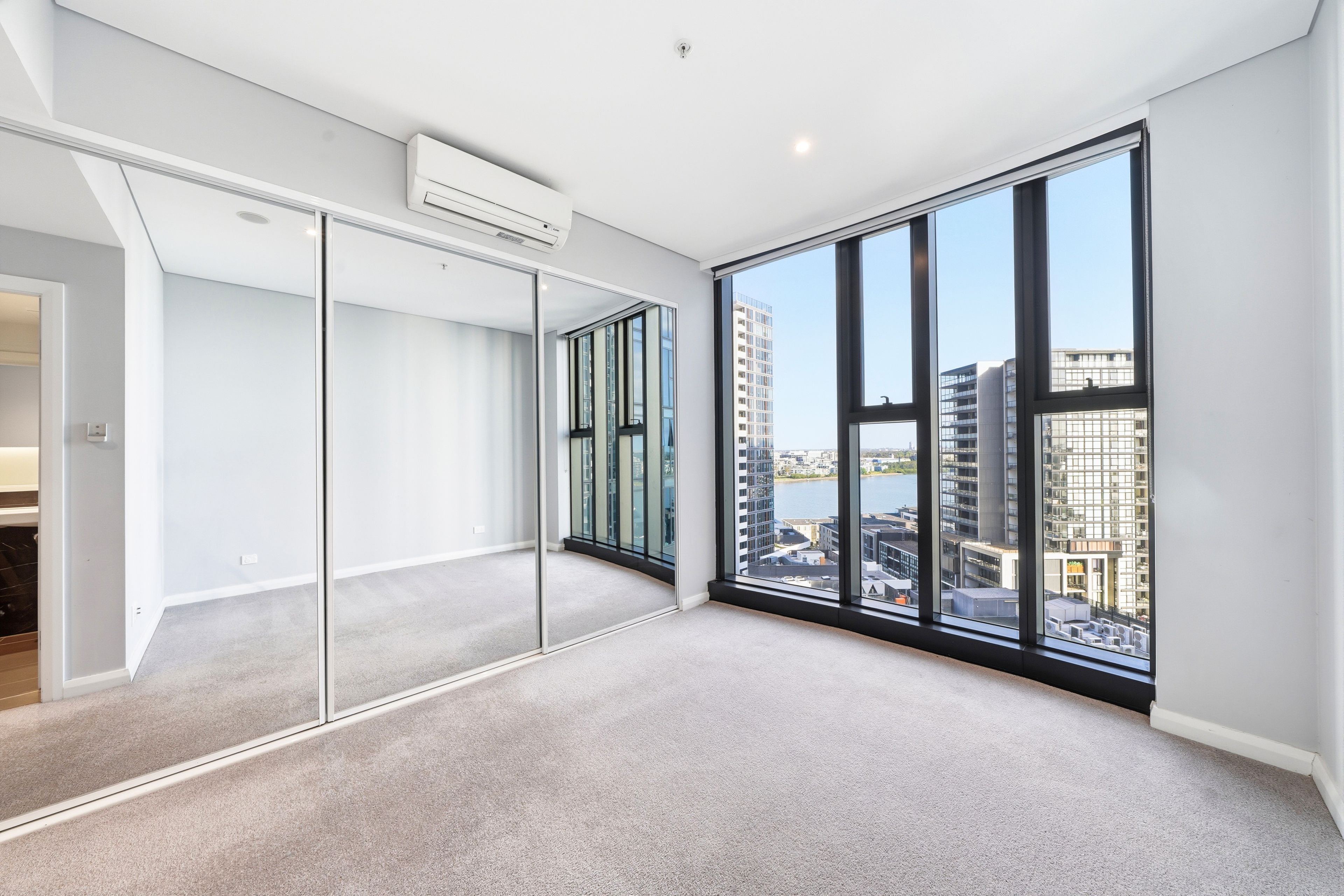 1407/2 Waterways Street — photo 7 of 12