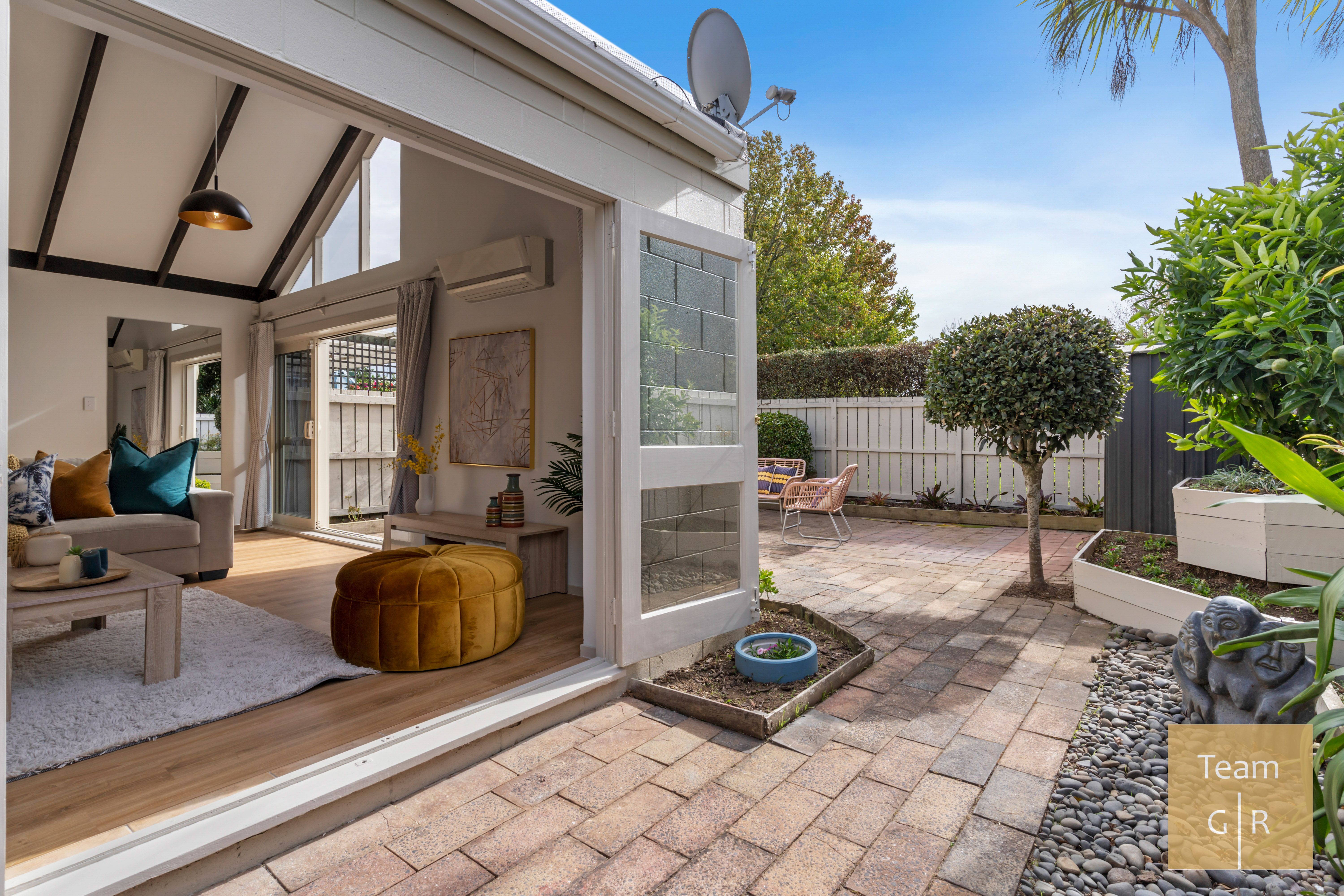 2/11 Tulloch Place, Conifer Grove, Manukau City