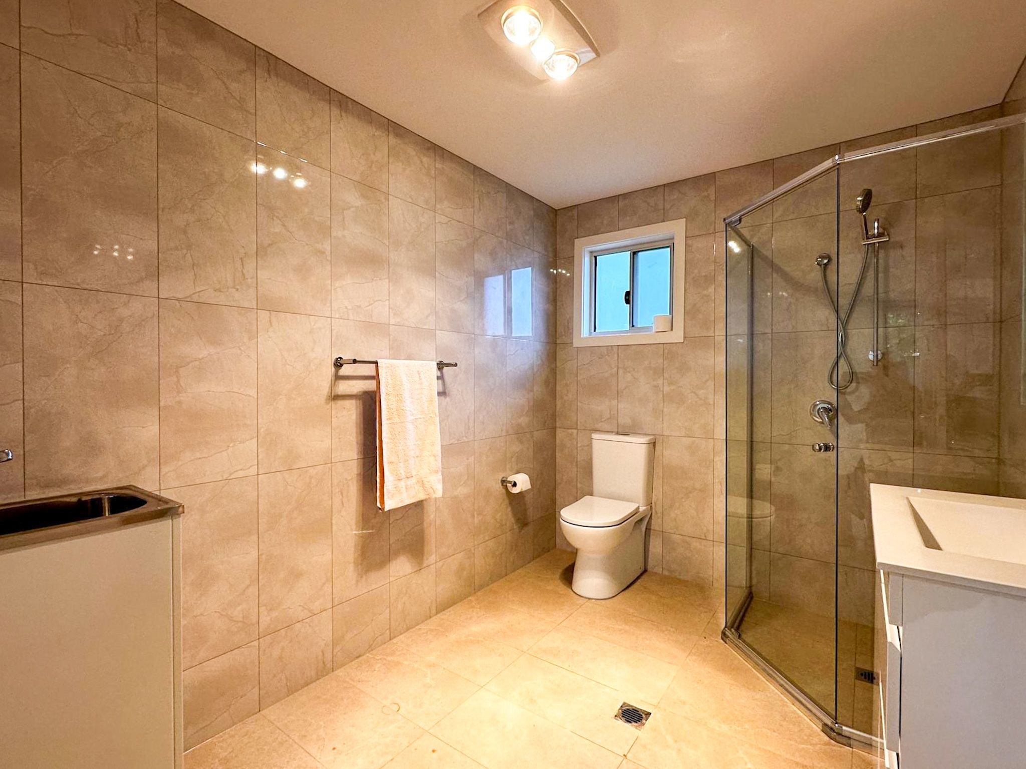 102a Hume Crescent — photo 5 of 12