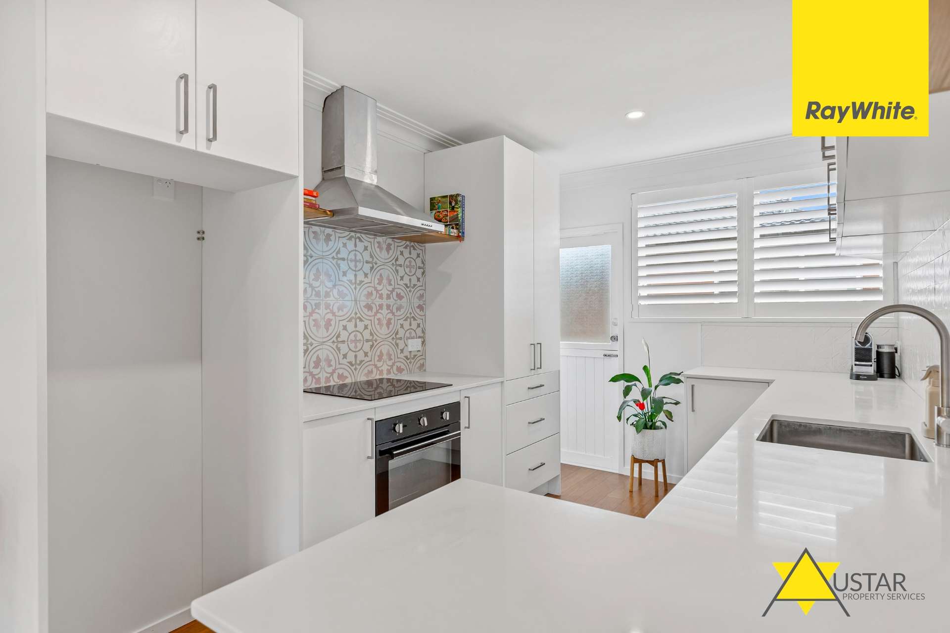 2/126 Astley Avenue photo 2