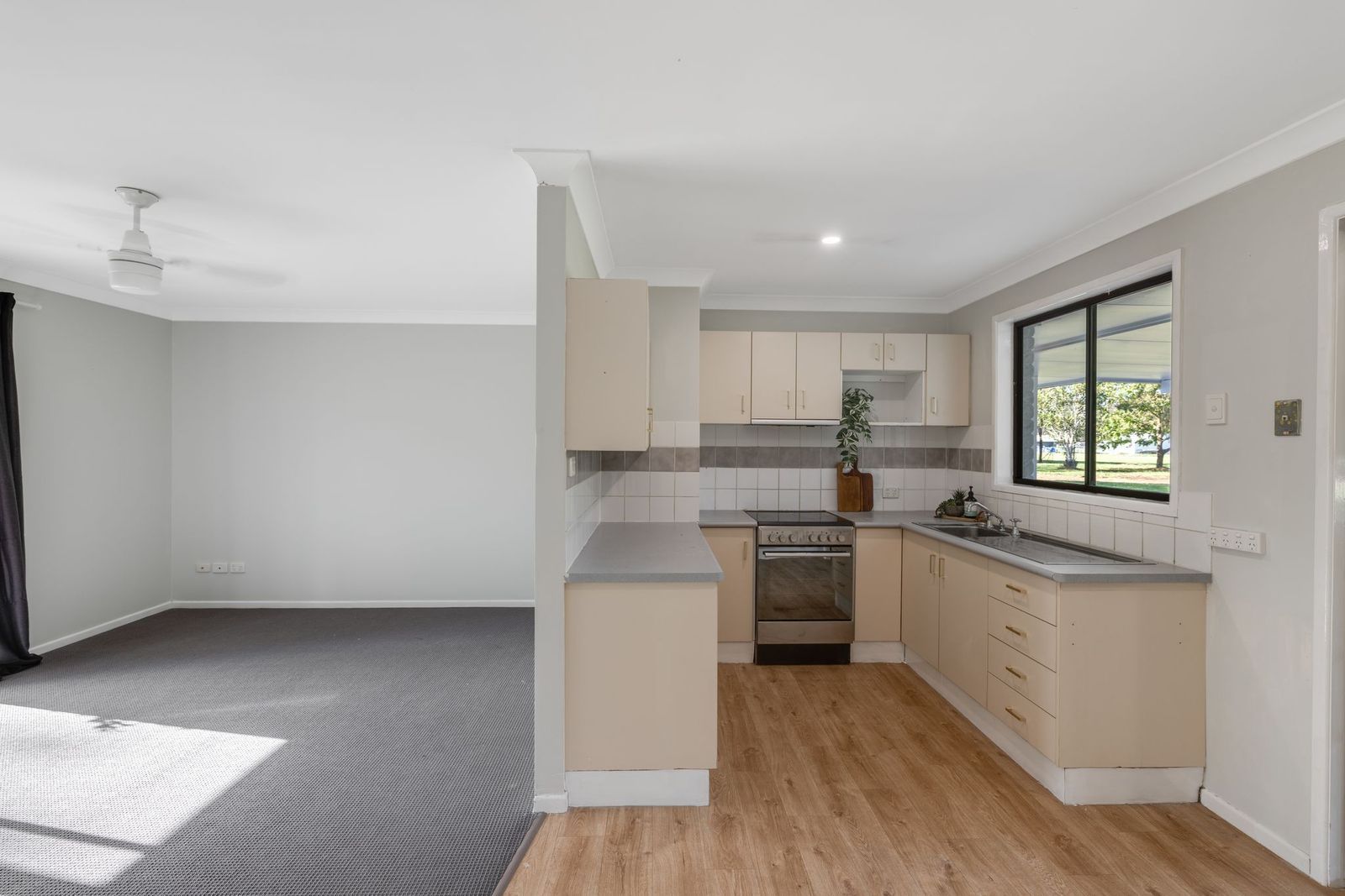 28 Eileen Court — photo 4 of 14