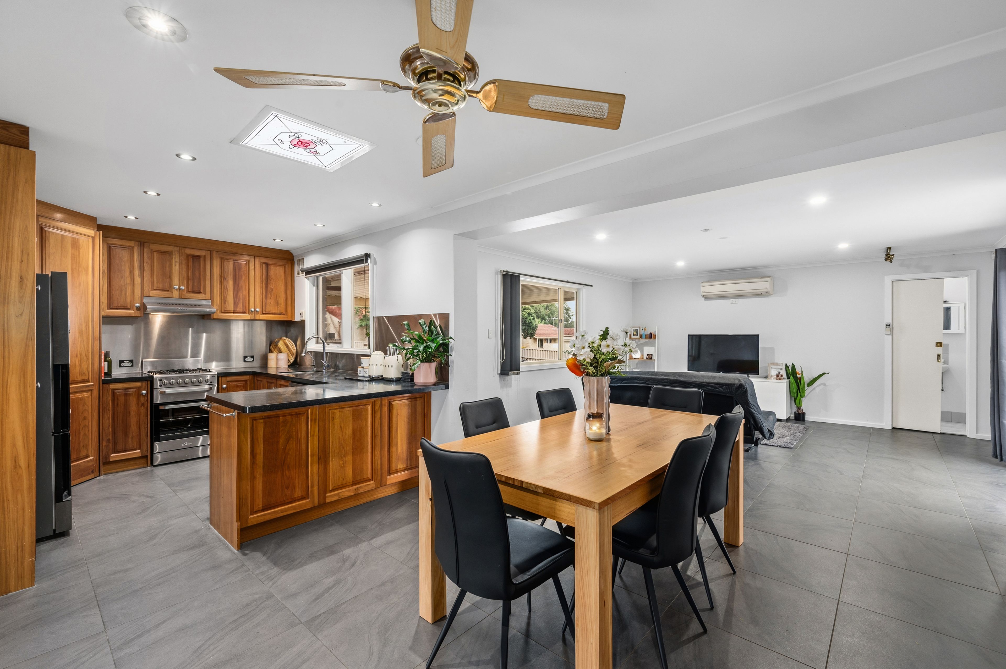 98 Elizabeth Road — photo 5 of 13