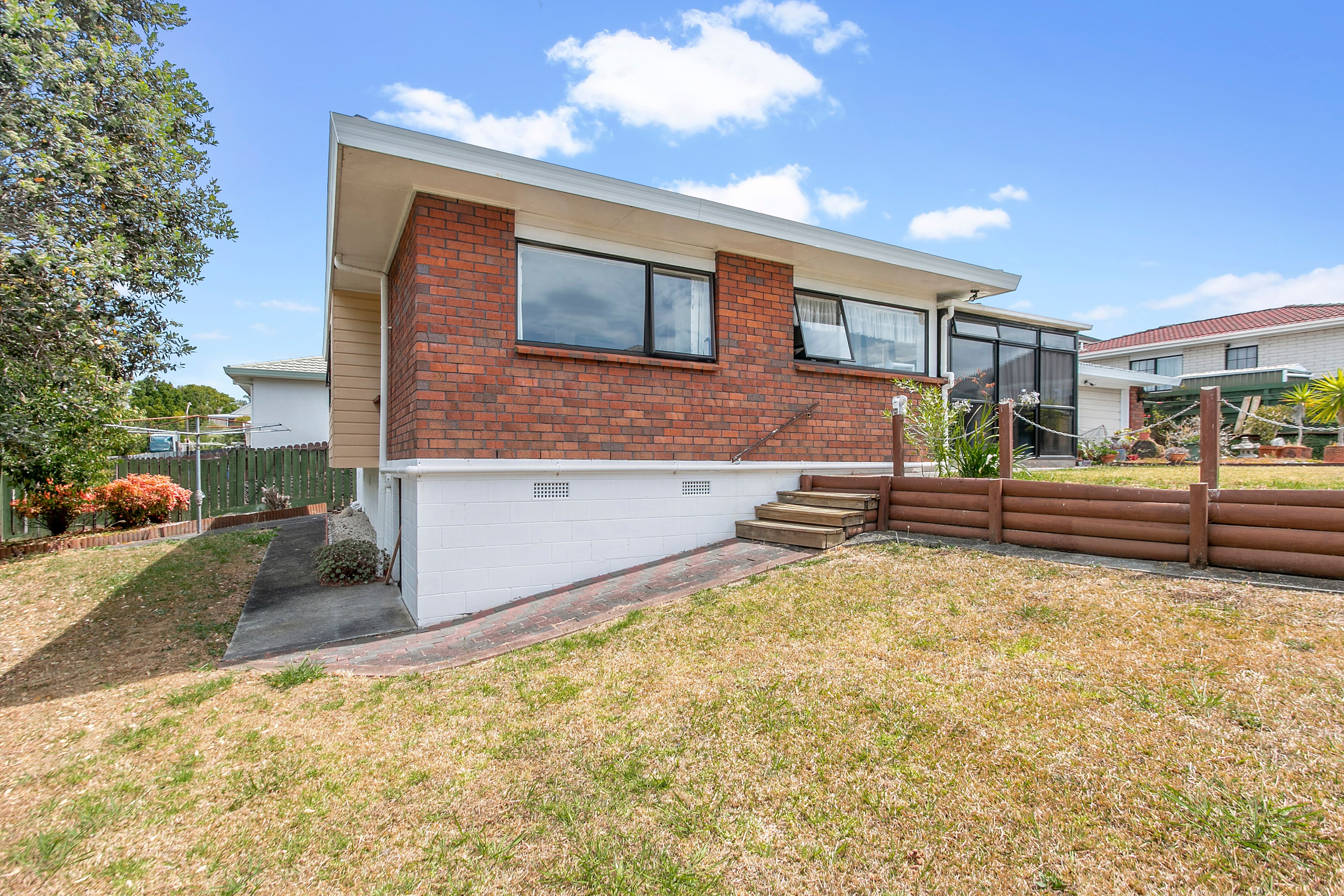 2/7 Spring Grove, Henderson, Waitakere City