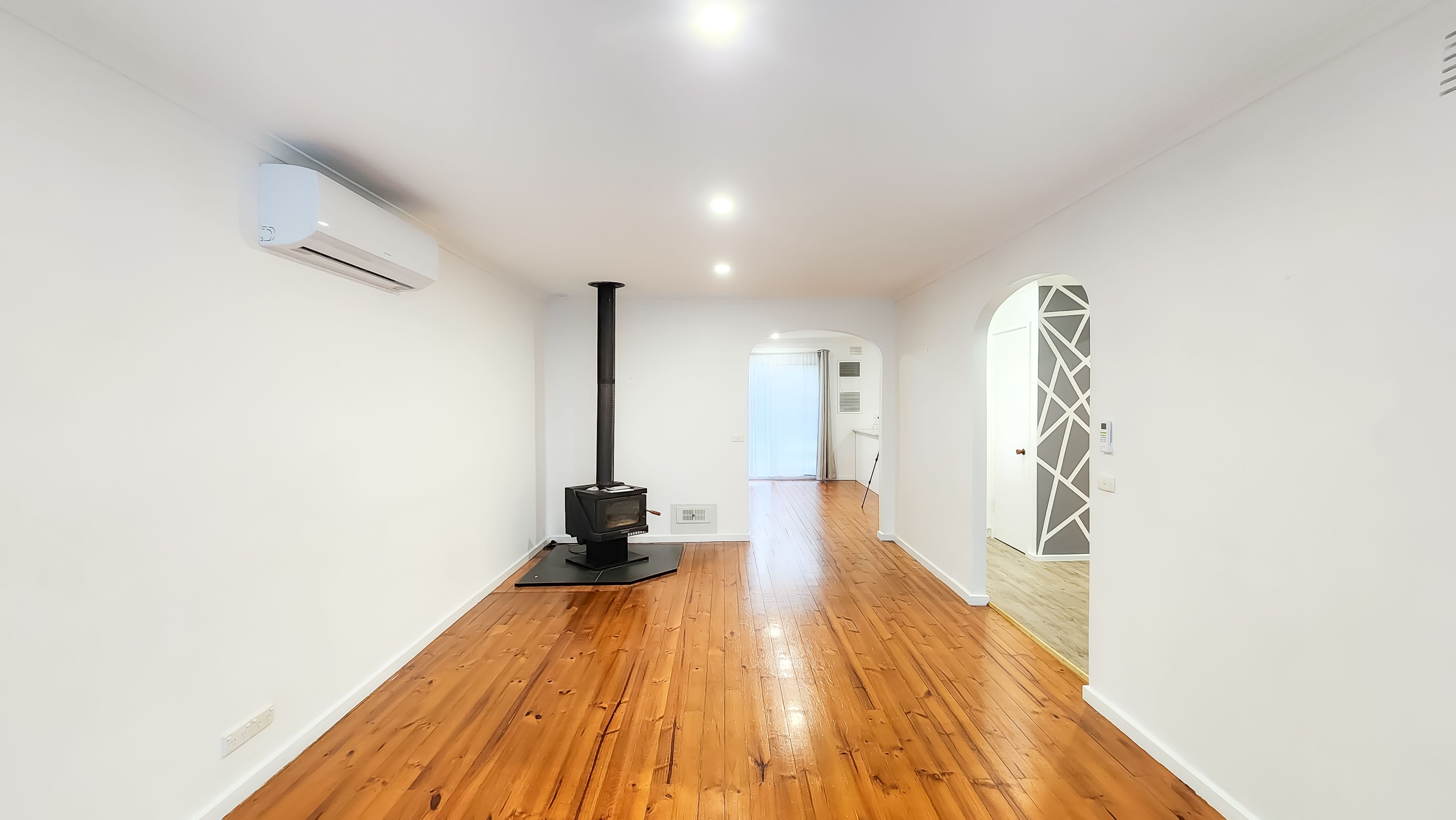 24 Hood Crescent — photo 4 of 15