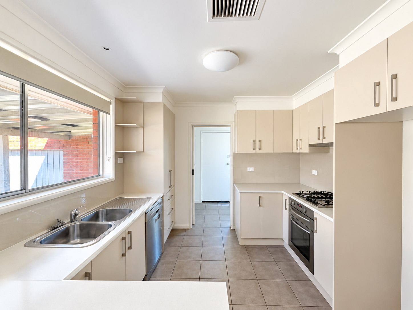 37 Roberts Avenue — photo 3 of 8