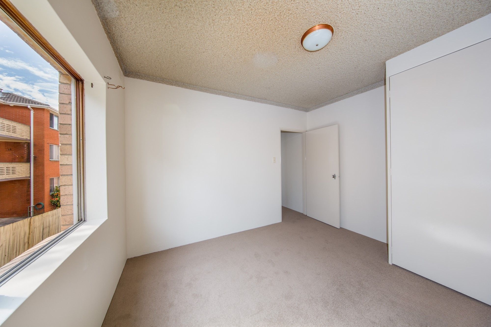 1/54 Oaks Avenue — photo 4 of 5
