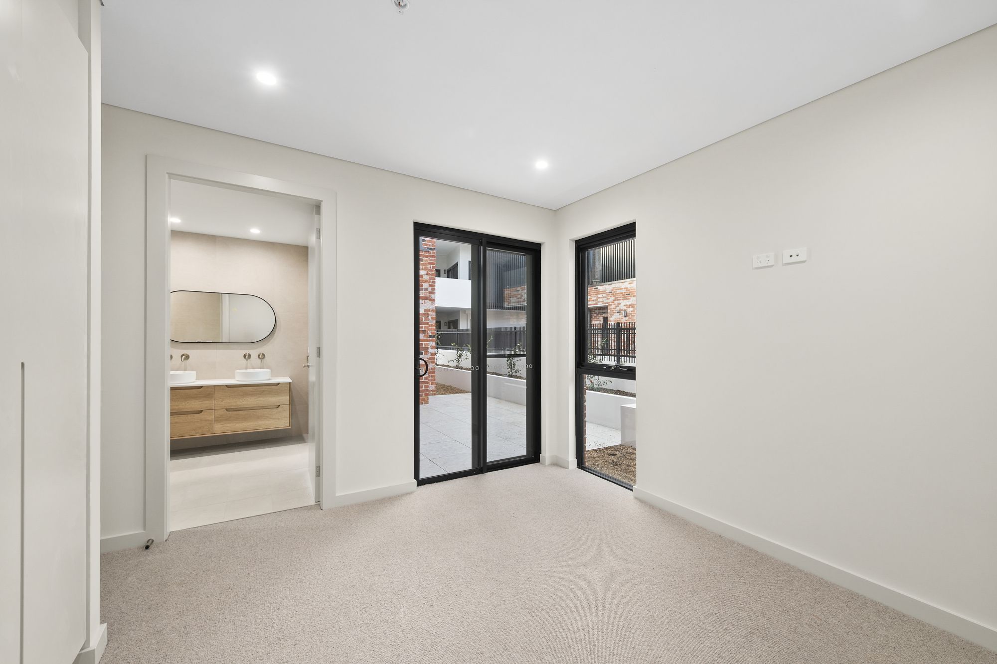Townhouse 9/18 Kangloon Road — photo 6 of 12