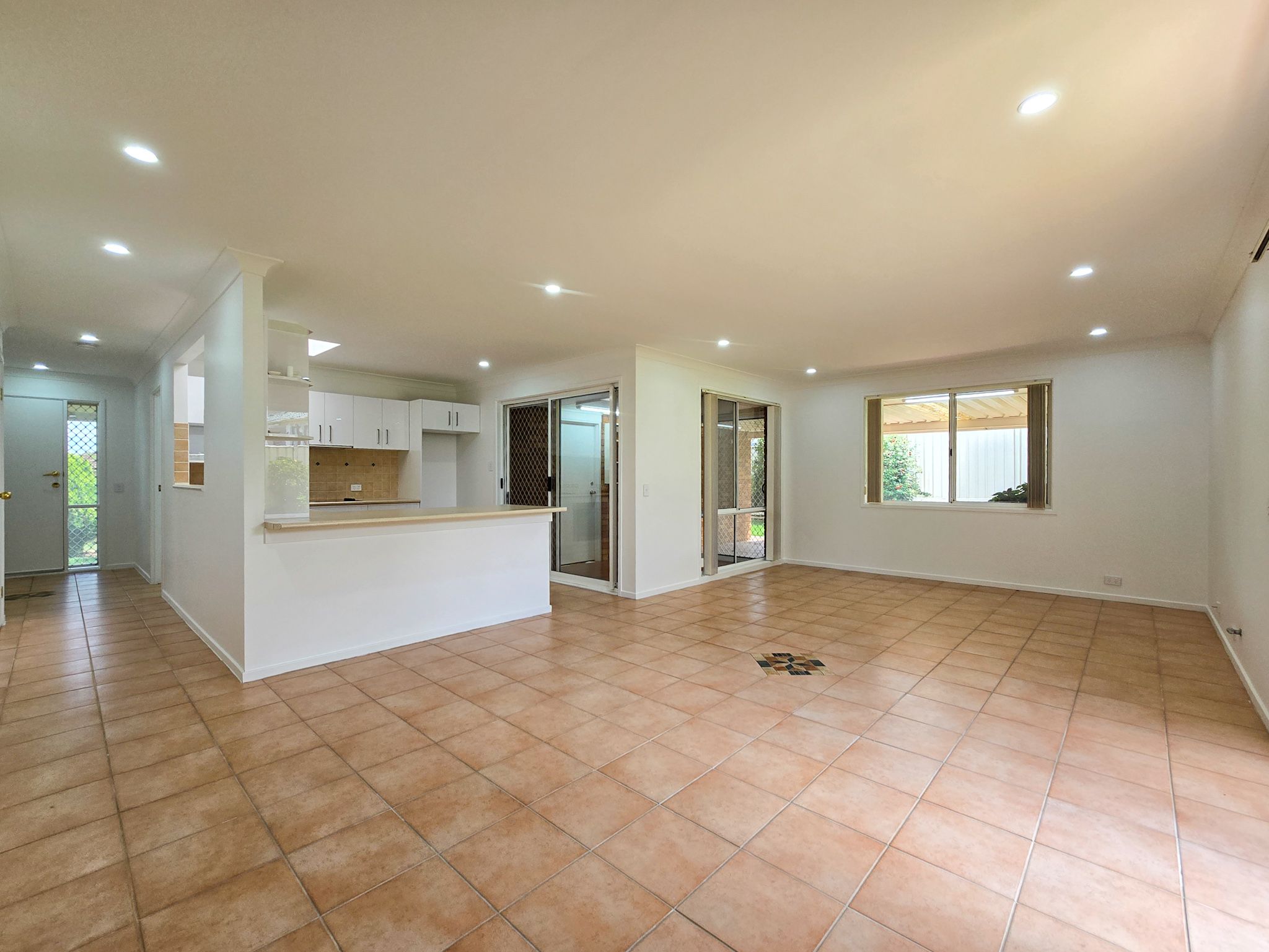 2 Vernon Close, Rosemeadow, NSW 2560