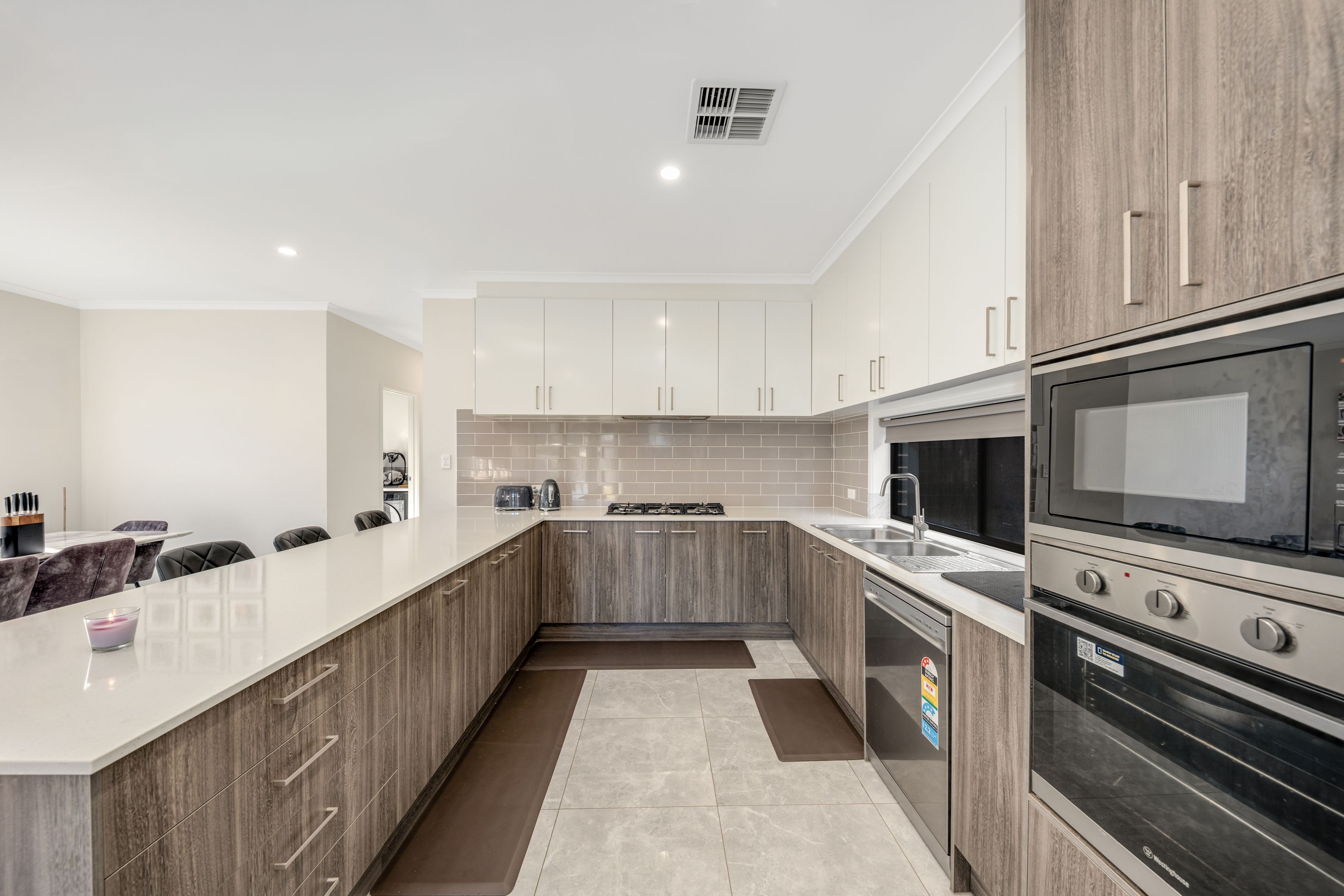 Sleek Modern Luxury — photo 4 of 23