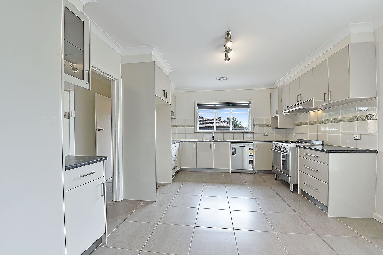8 Fawkner Street — photo 3 of 7