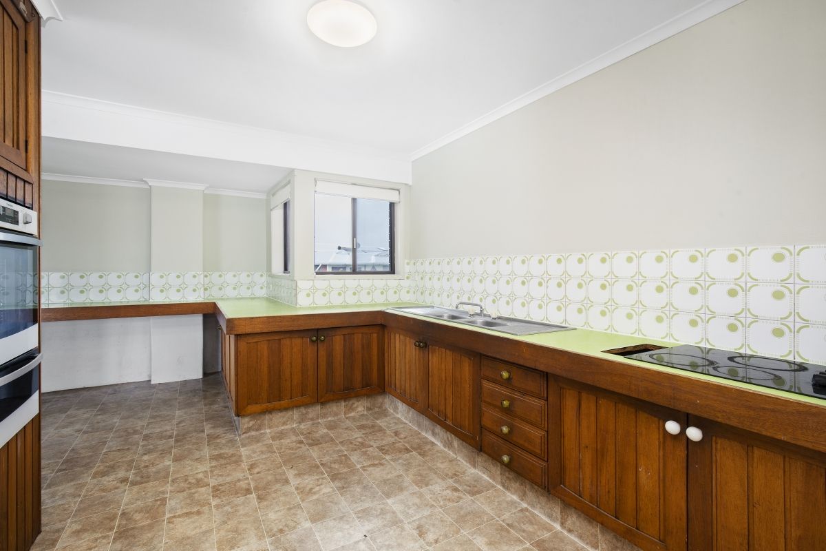 2/6 Brightlands Court, Mermaid Waters, QLD 4218