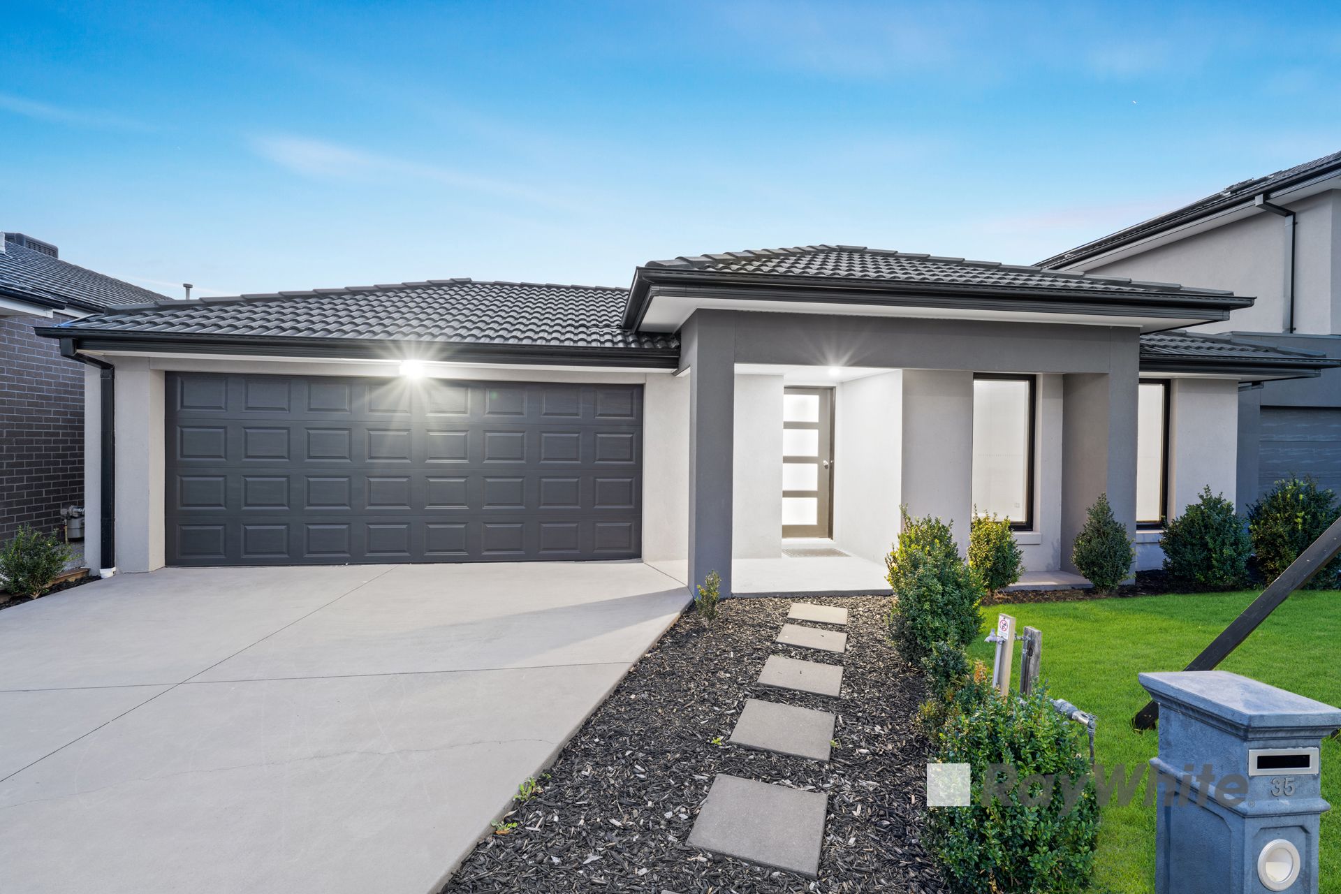 35 Leafy Circuit, Cranbourne East VIC 3977