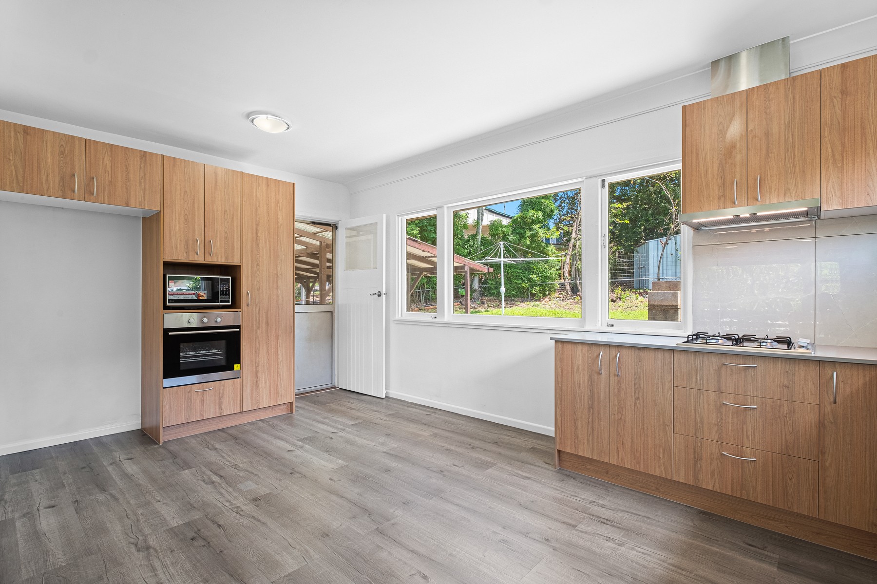 10 Oatland Crescent, Holland Park West, QLD 4121