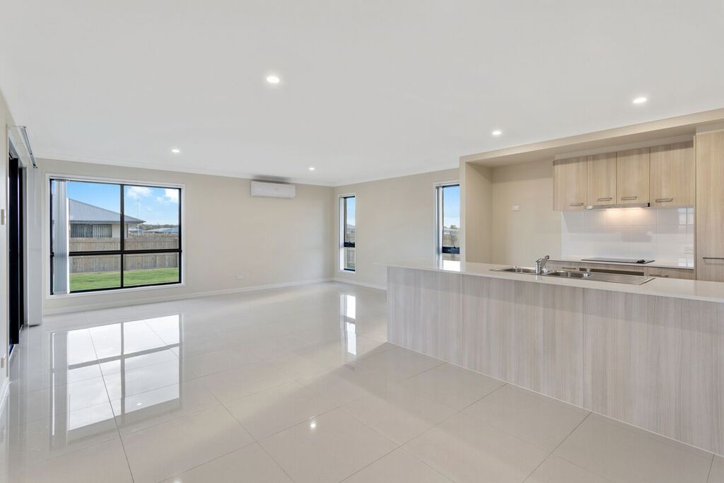 35 Myrtleford Crescent, CAMBOOYA, QLD 4358