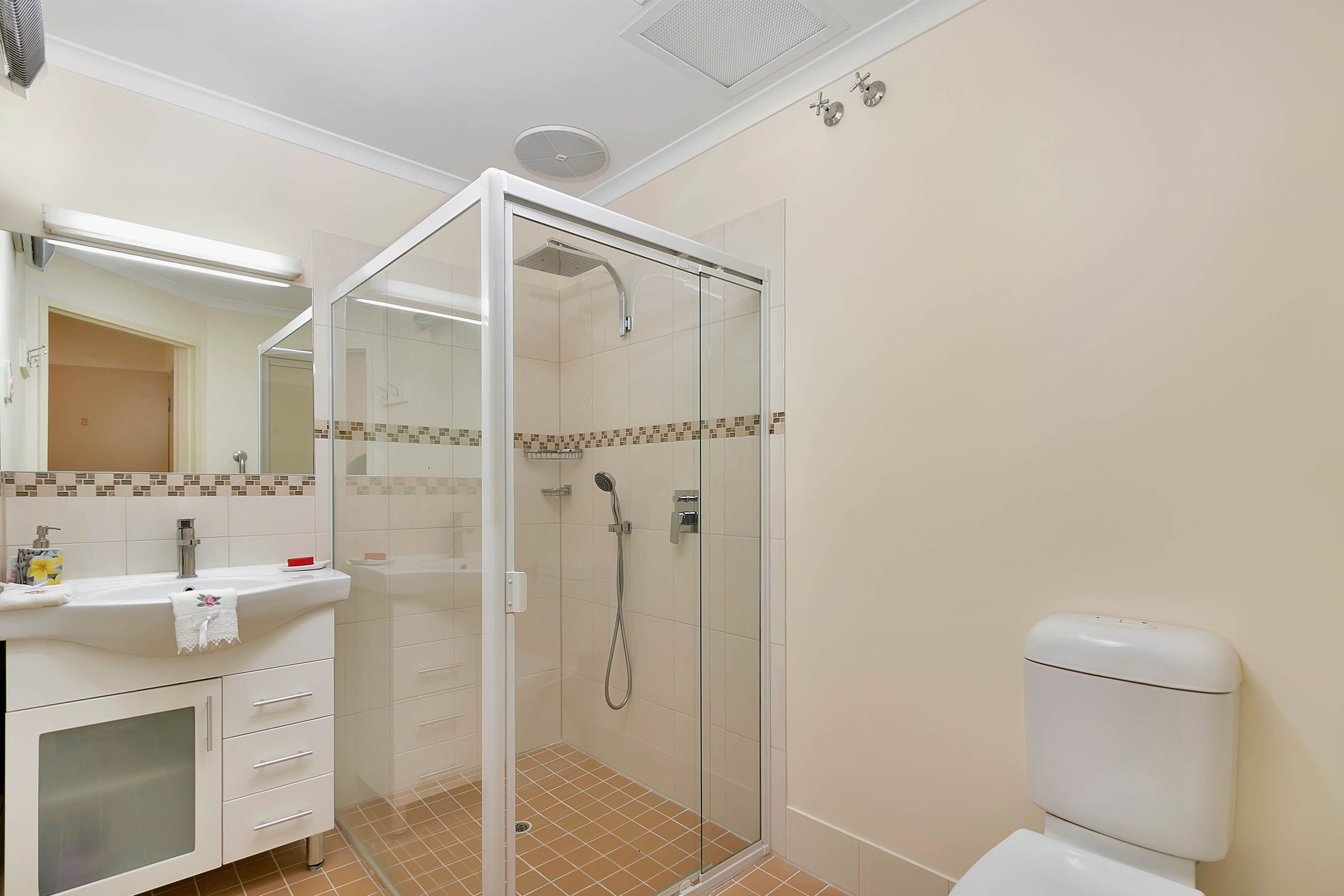 Apartment 3/21 Hutchinson Road — photo 6 of 9