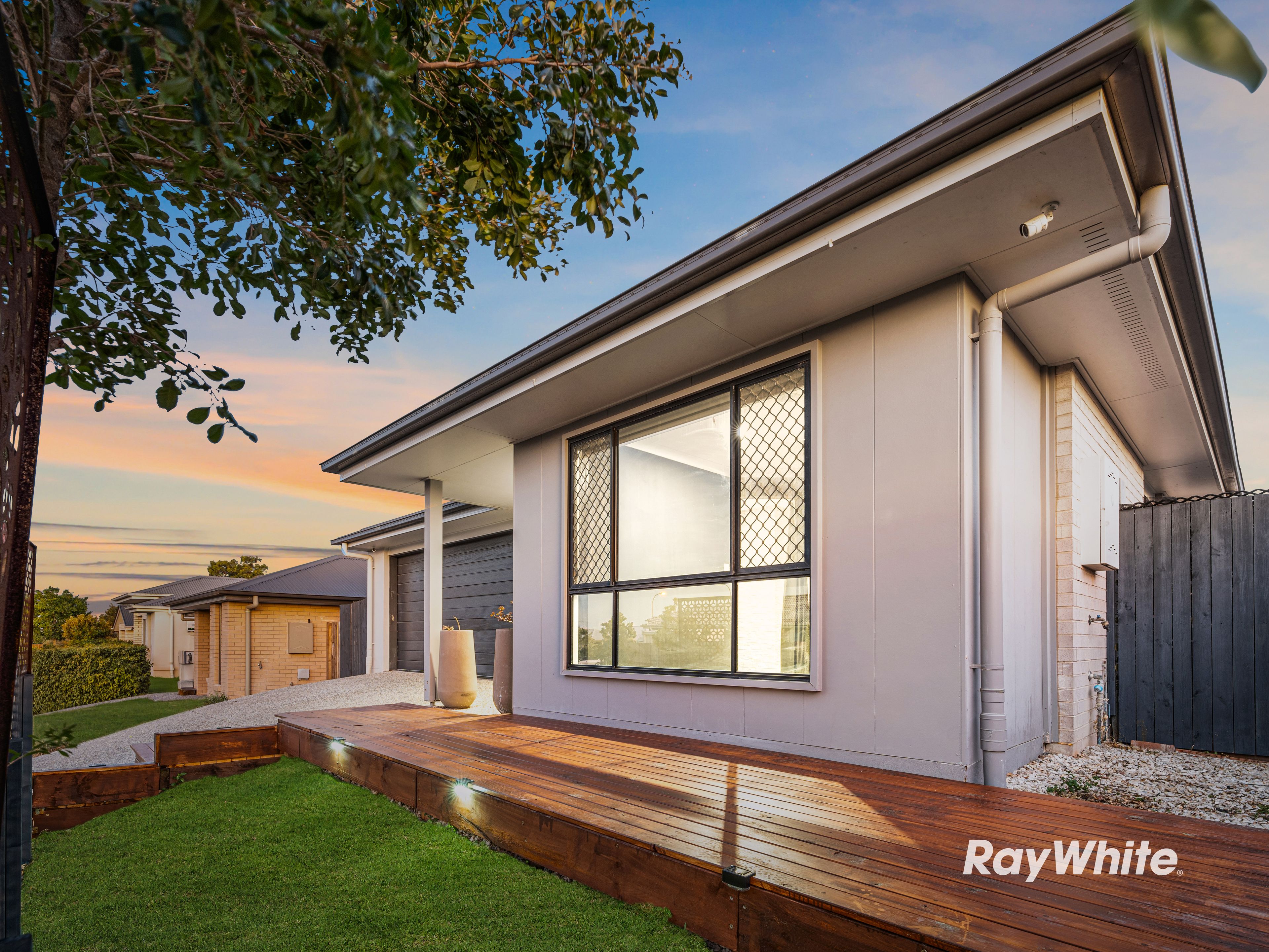 8 Mount Huntley Street, Park Ridge, QLD 4125