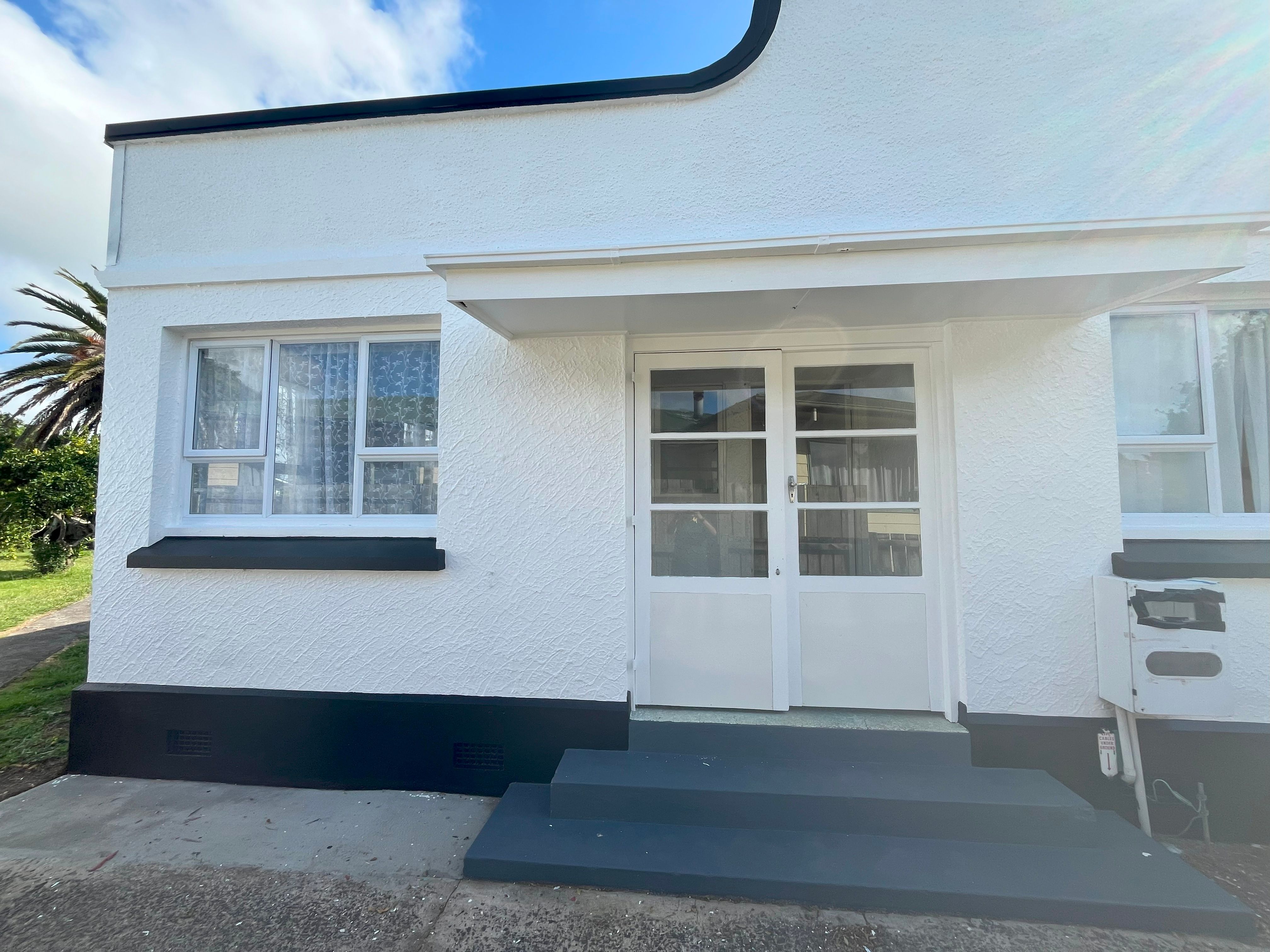 Lovely art deco house on large private section 4