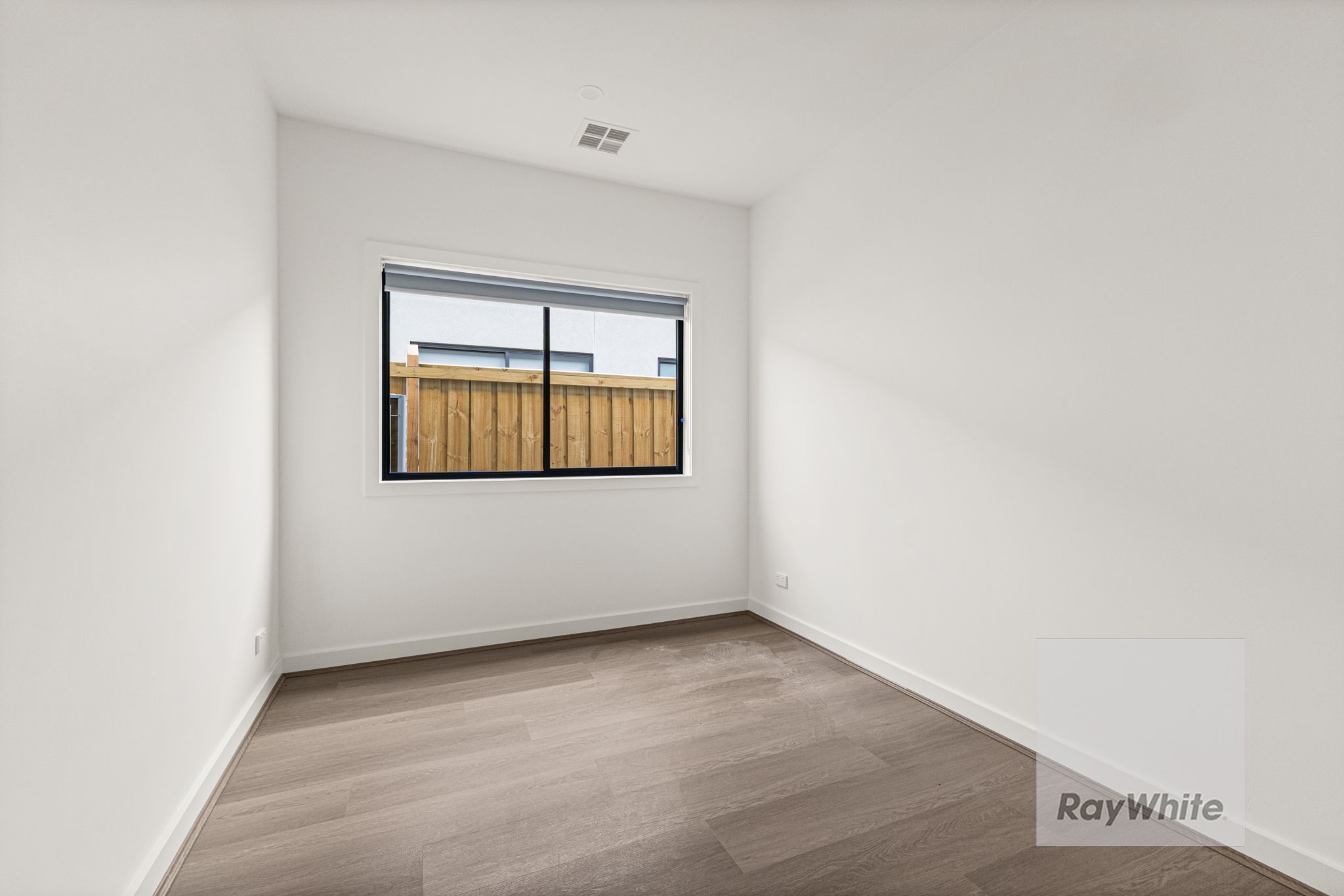 27 Petersfield Way — photo 7 of 11