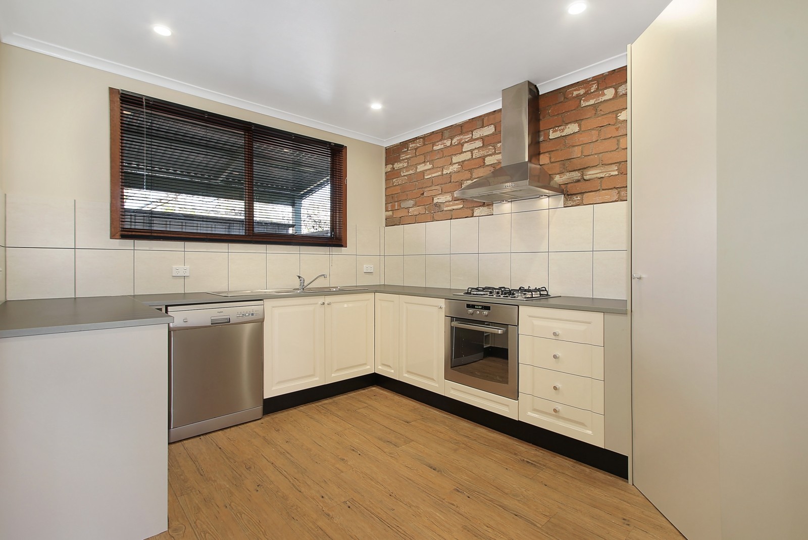 2/566 Woodbury Court, Lavington, NSW 2641