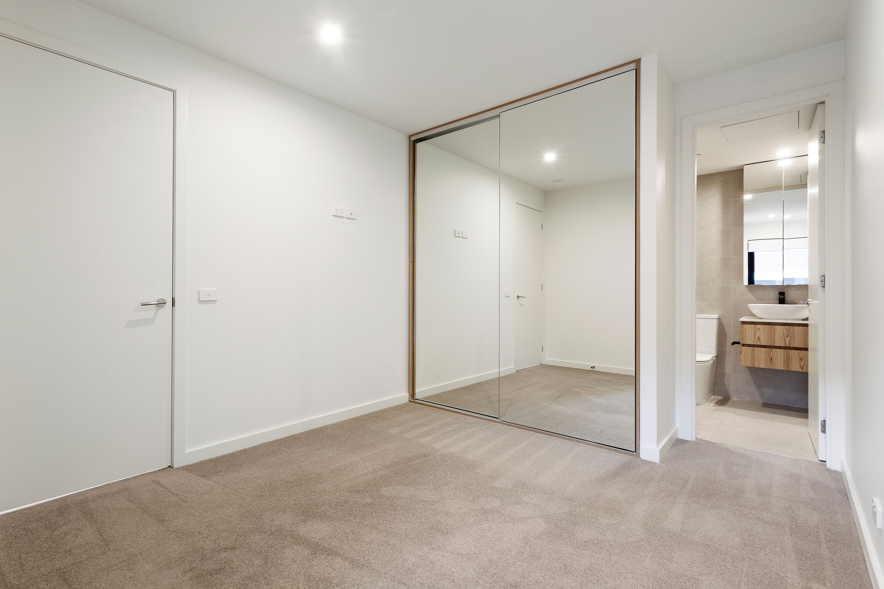 102/323 Neerim Road — photo 5 of 7