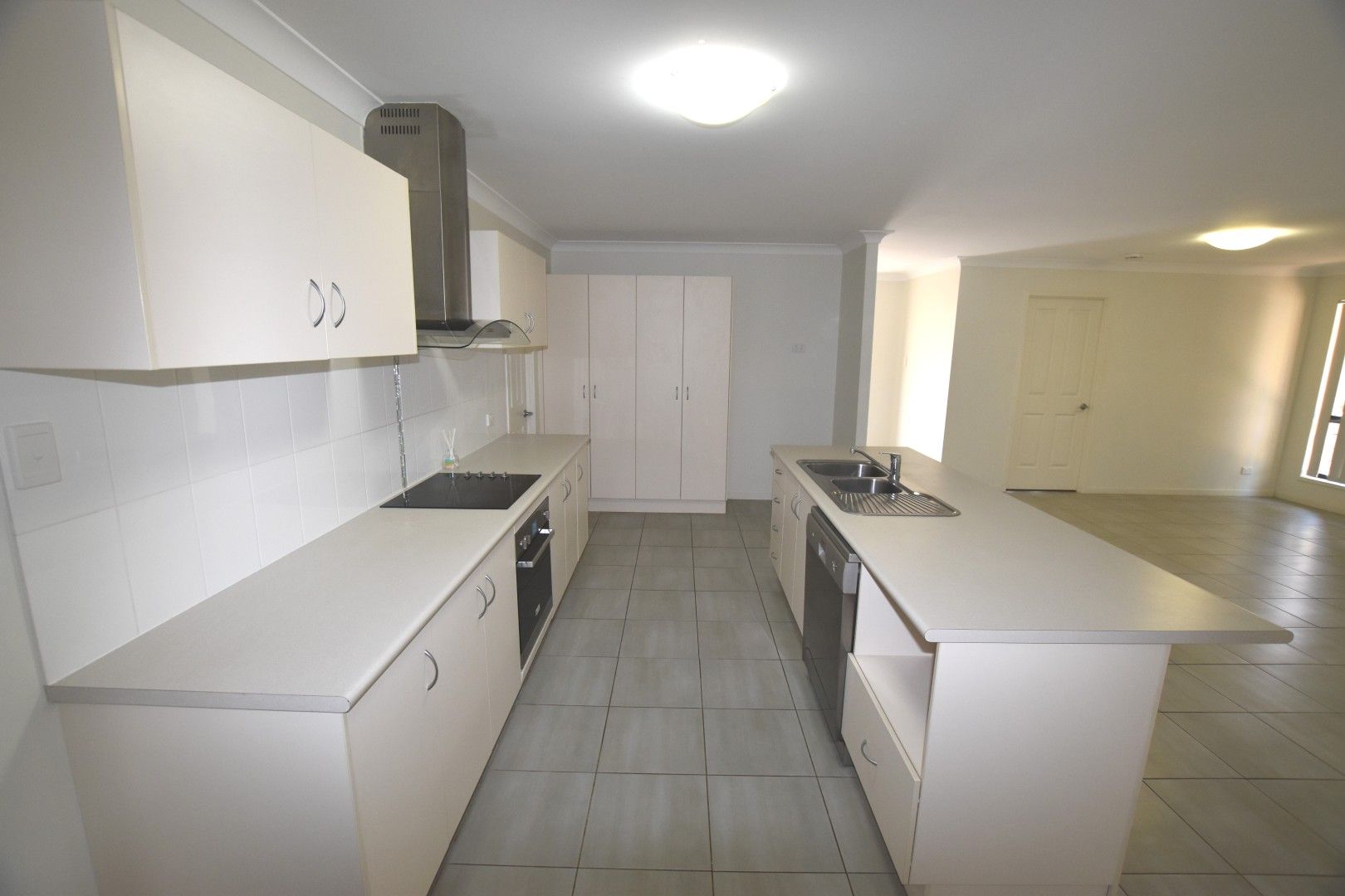 19 Deveney Drive, Kirkwood, QLD 4680
