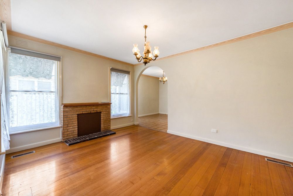 15 Laughlin Avenue — photo 4 of 7