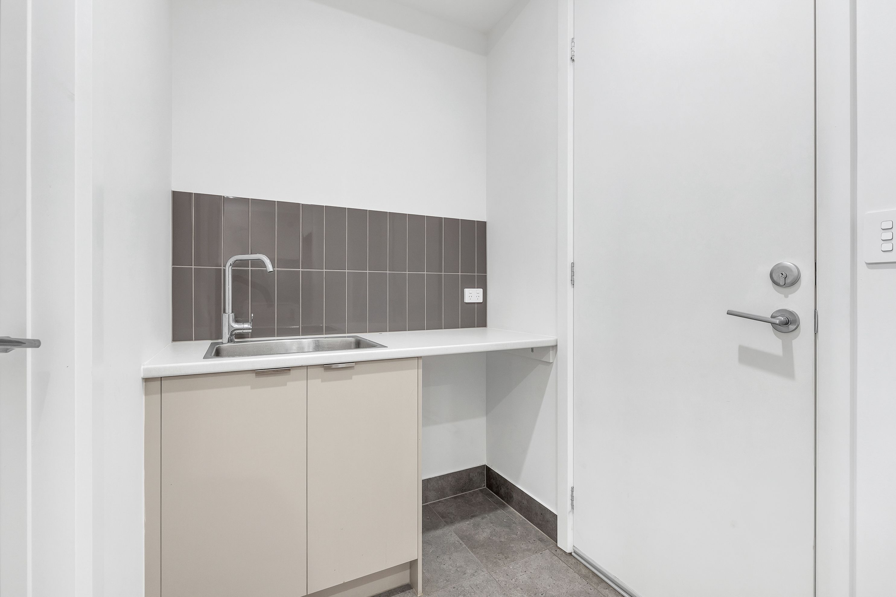 17 Hobart Lane — photo 7 of 25