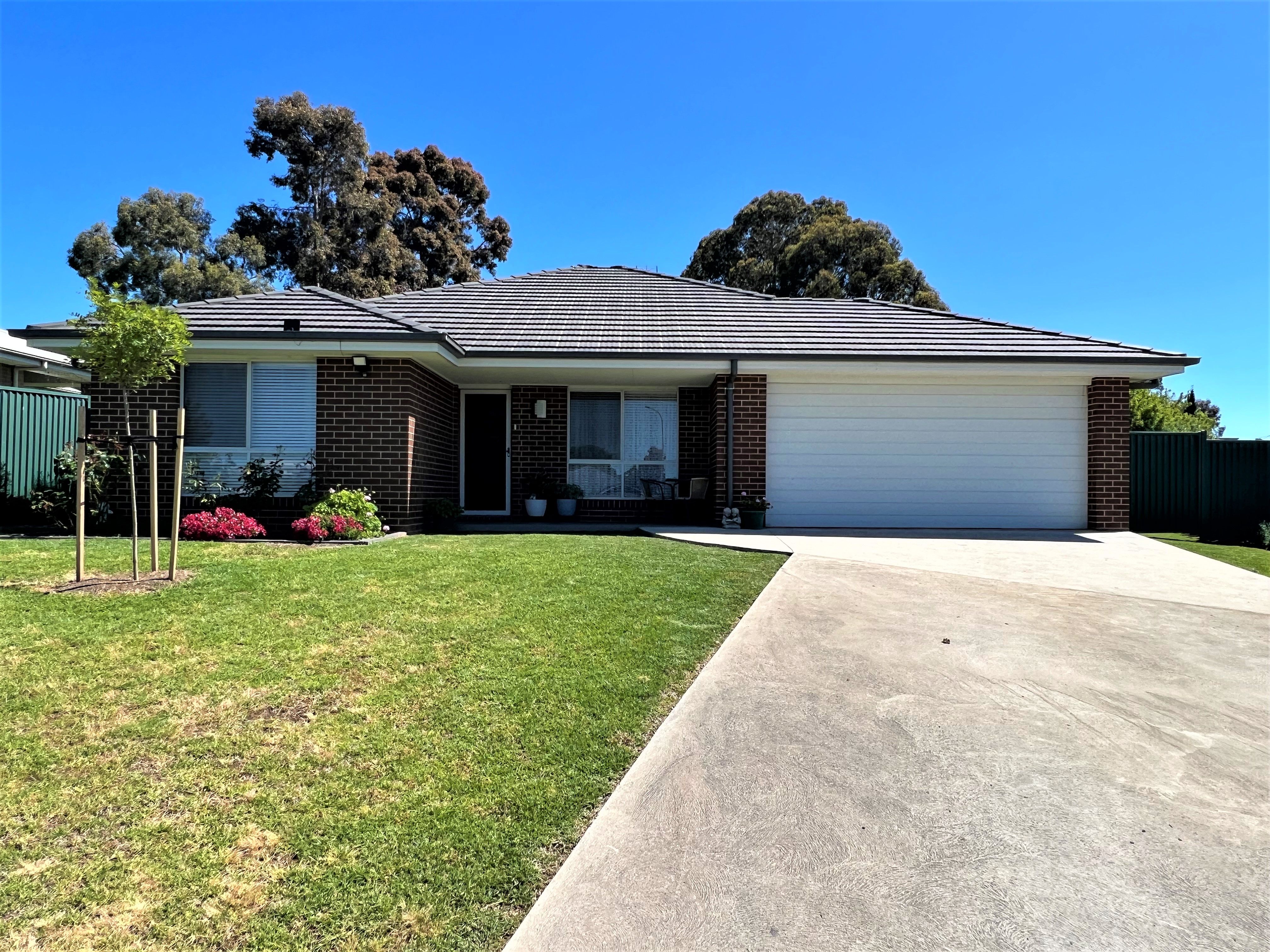 11 Molloy Place, Young NSW 2594