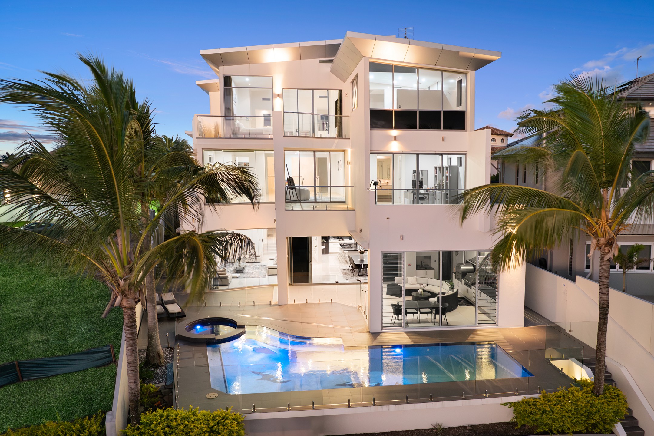 11 Knightsbridge Parade East, Sovereign Islands, QLD 4216