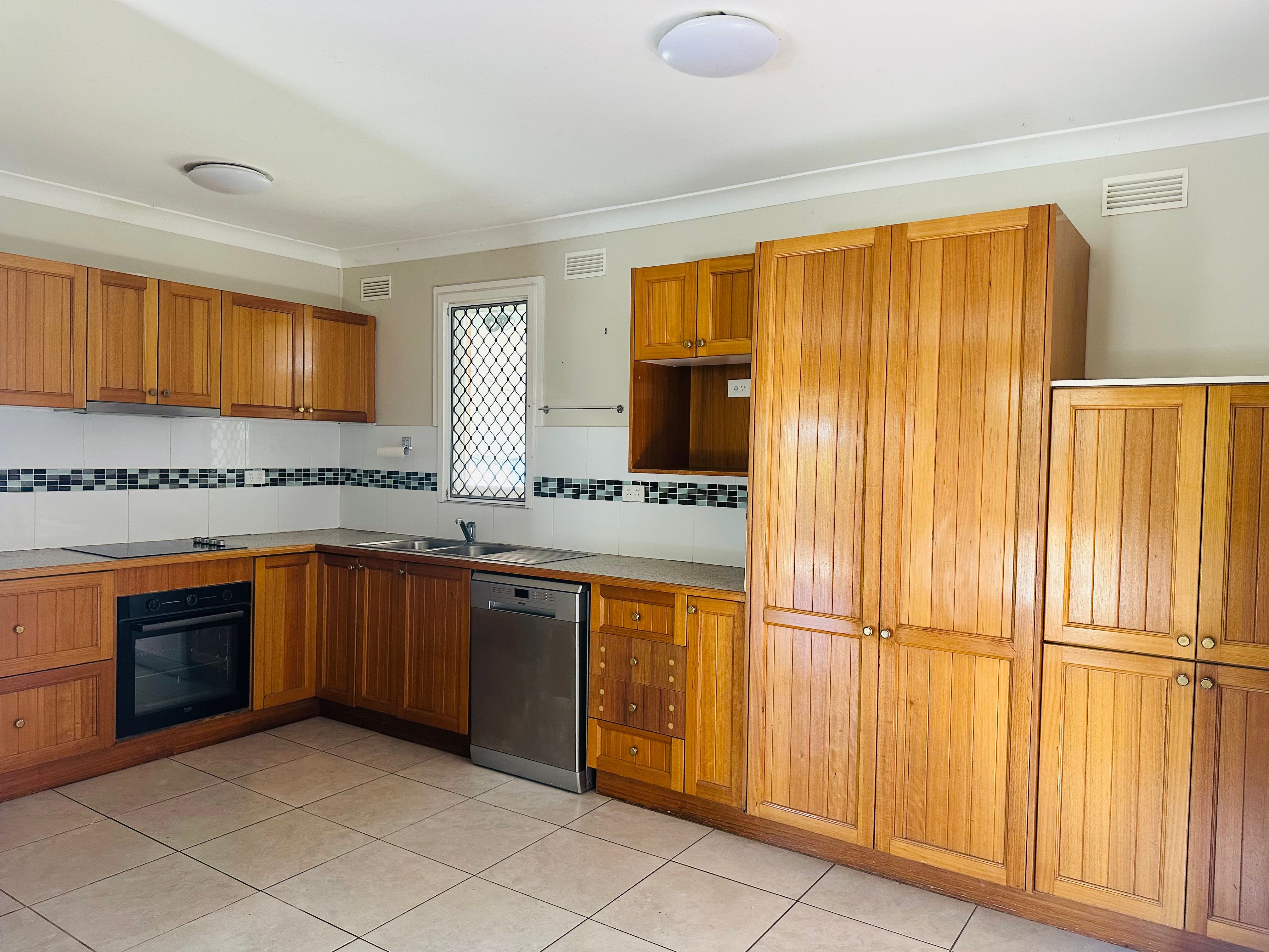 28 Boronia Crescent — photo 3 of 7