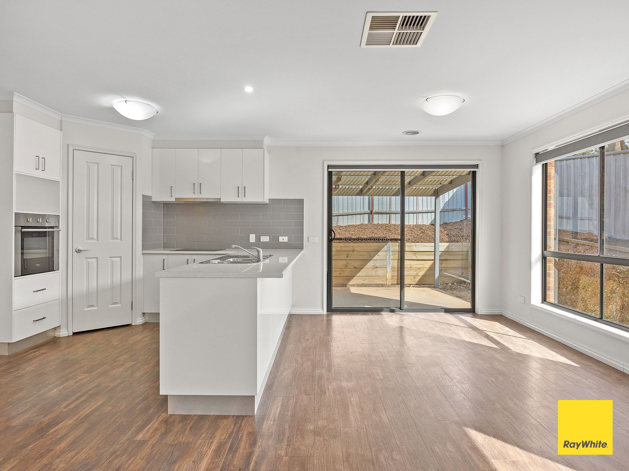 2/1C Lester Street — photo 4 of 18