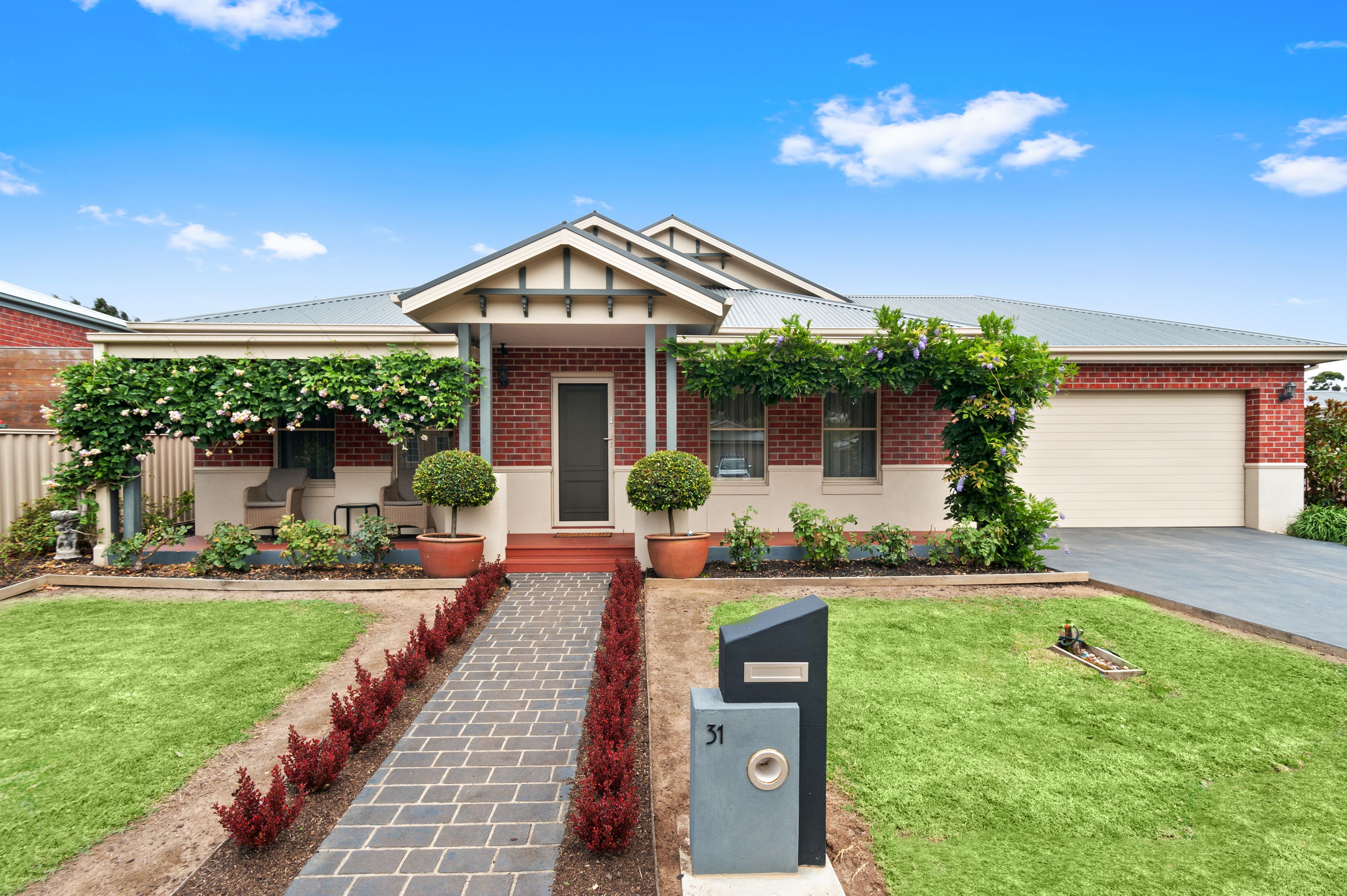31 Valleyview Grove, Drouin VIC 3818