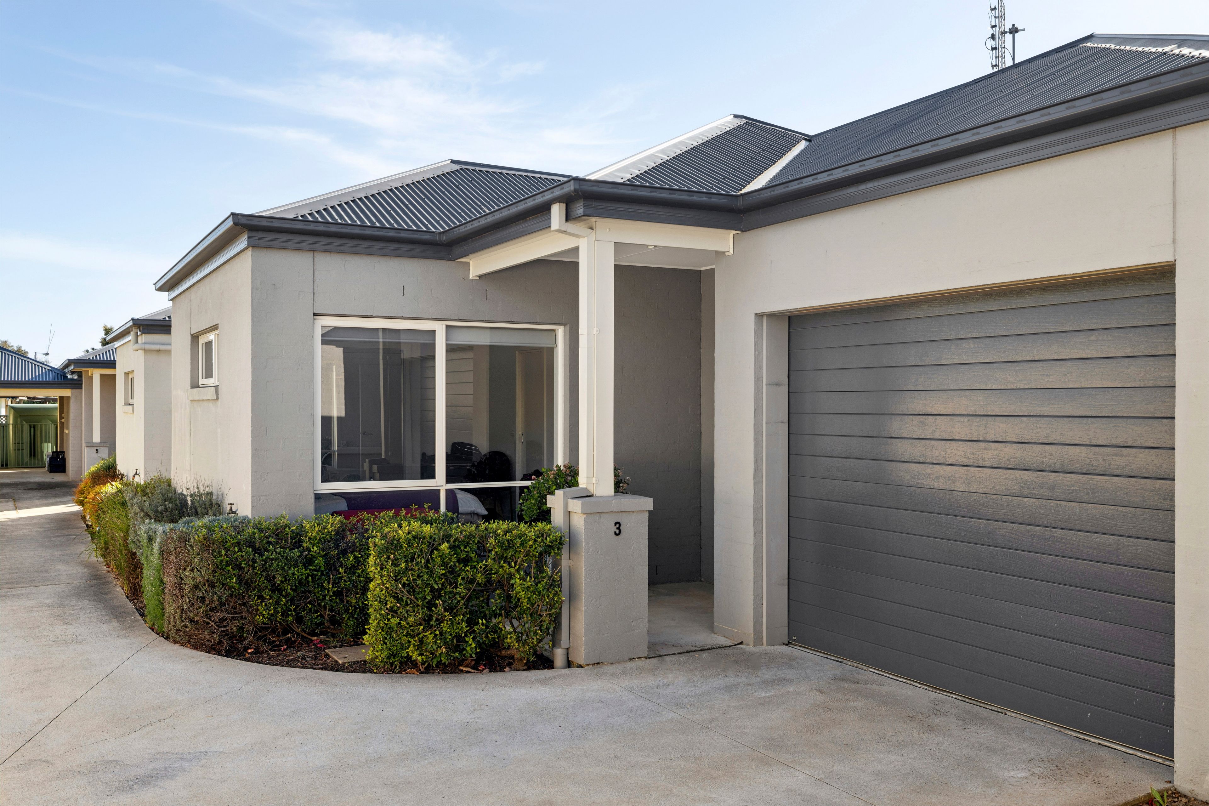 3/13 Bourke Street — photo from Ray White Kyneton