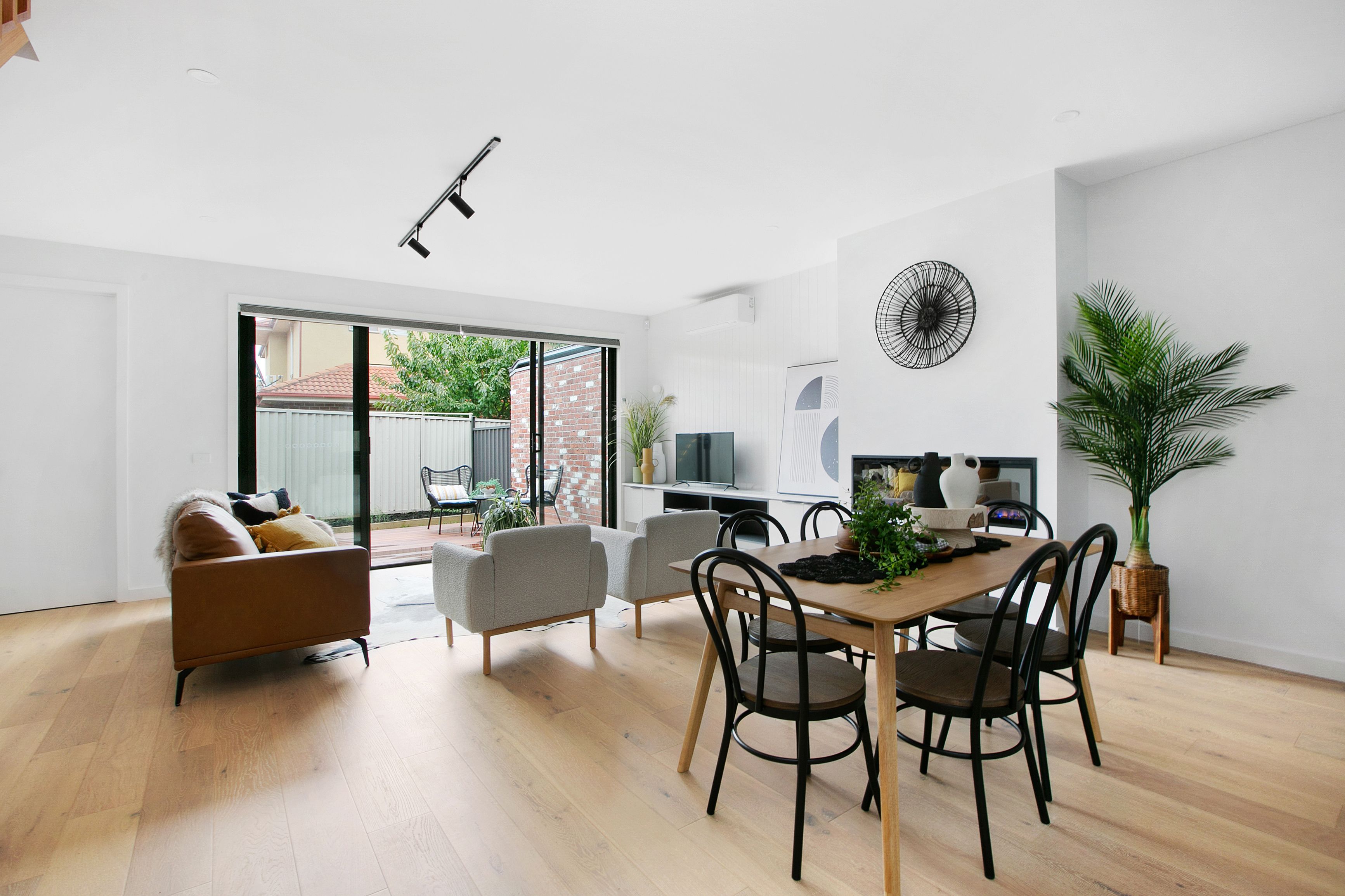 2/203 Purinuan Road, Reservoir, VIC 3073