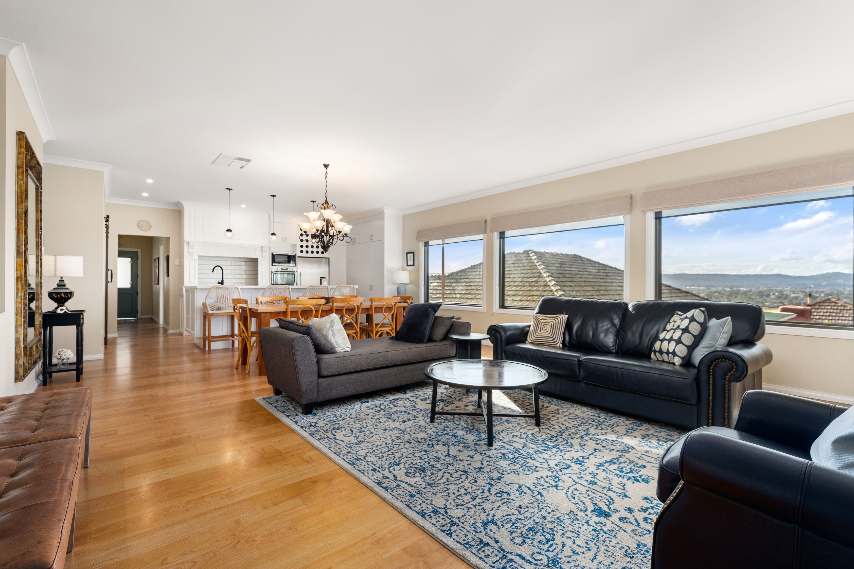 586 Whinray Crescent — photo 13 of 25