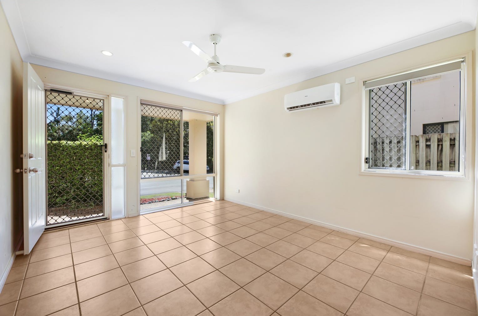 19/74 Universal Street, Pacific Pines, QLD 4211