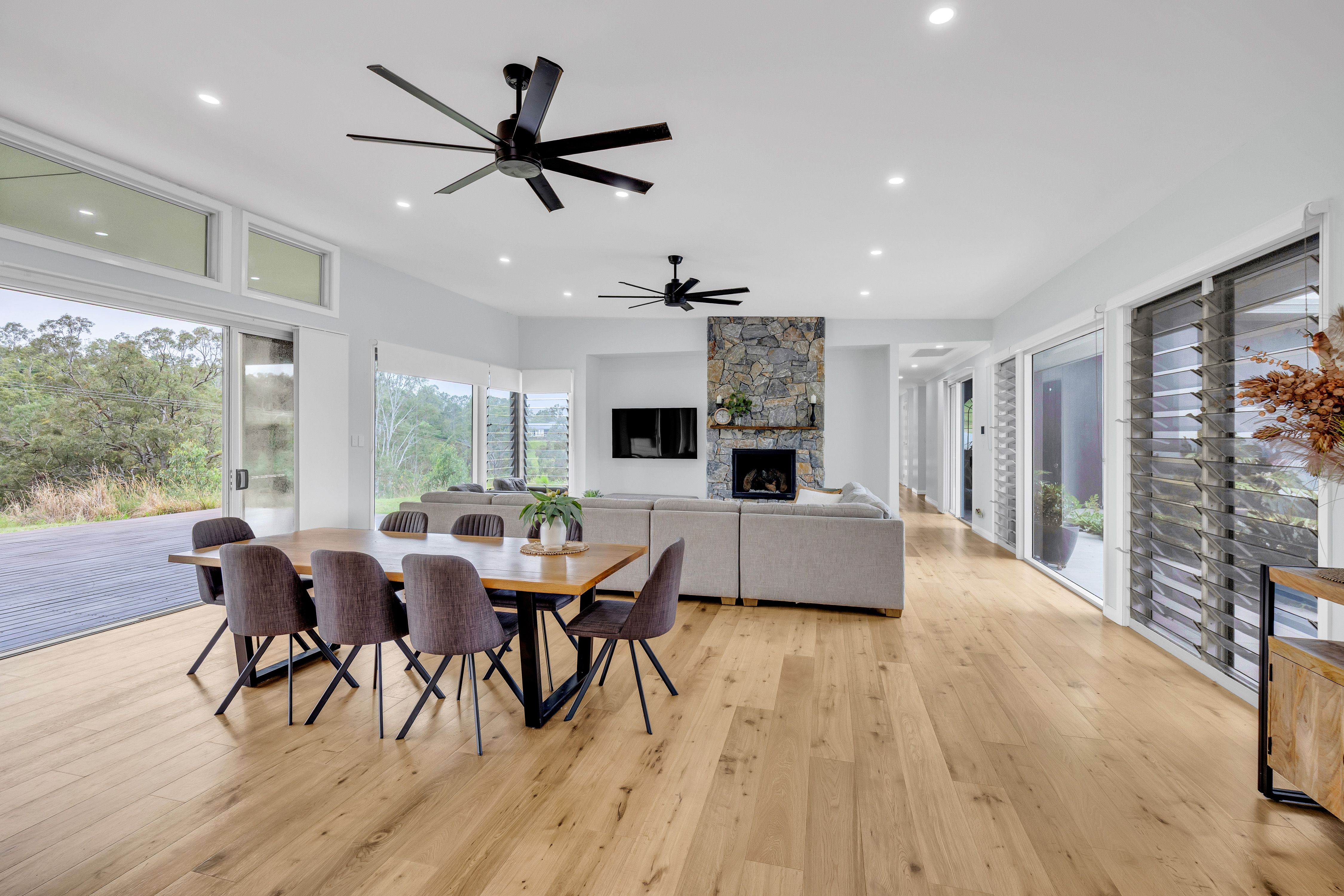 An Acreage Masterpiece - Sophisticated Living in a Prime Dayboro Location, Ready for Its New Owners — photo 3 of 19